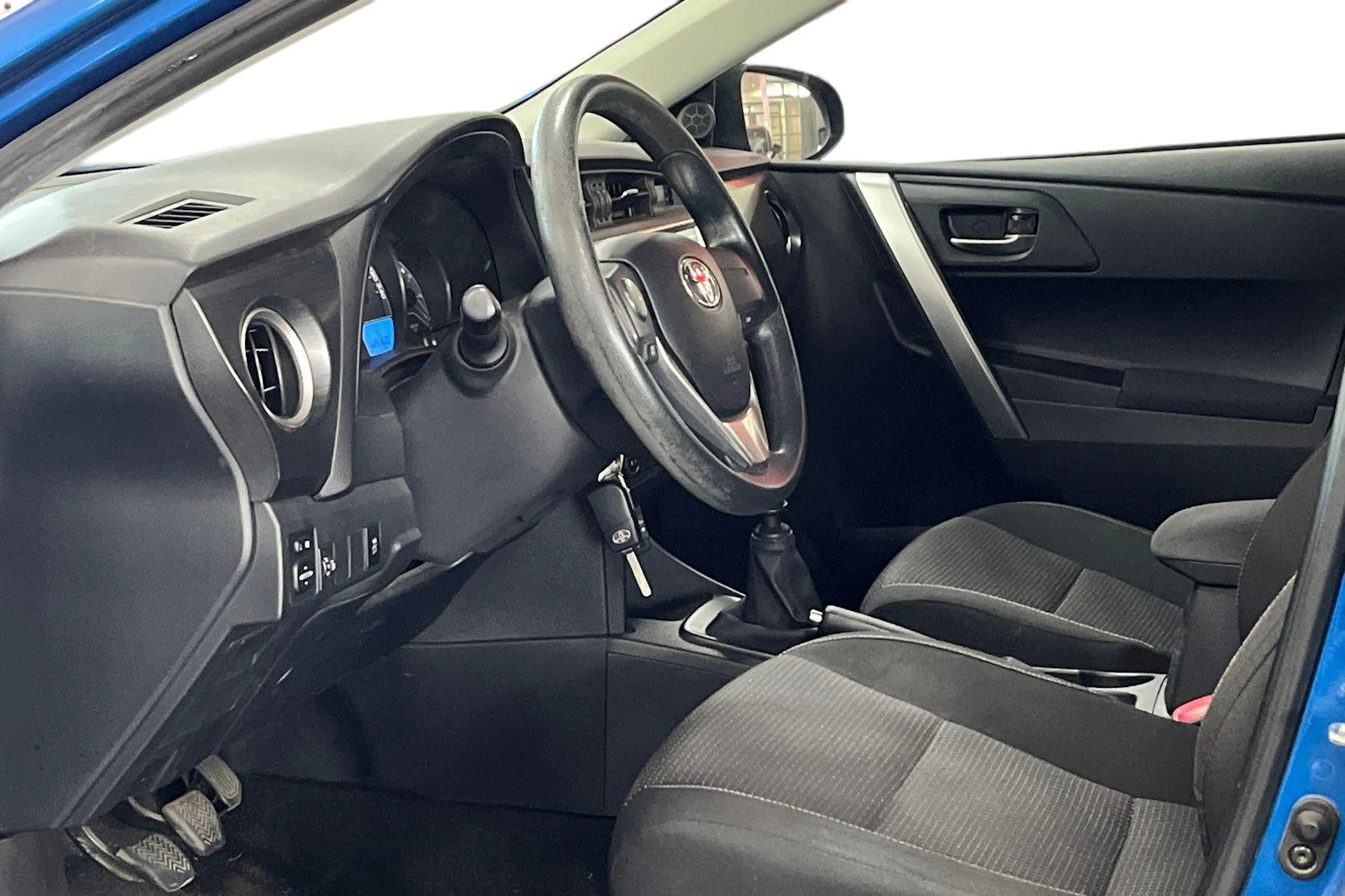 Sininen Toyota Auris 2013 kuva 3.
