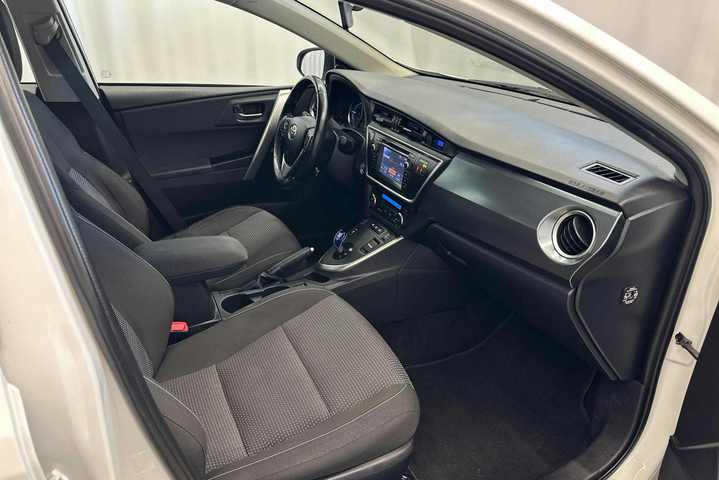 valkoinen Toyota Auris 2014 kuva 13.