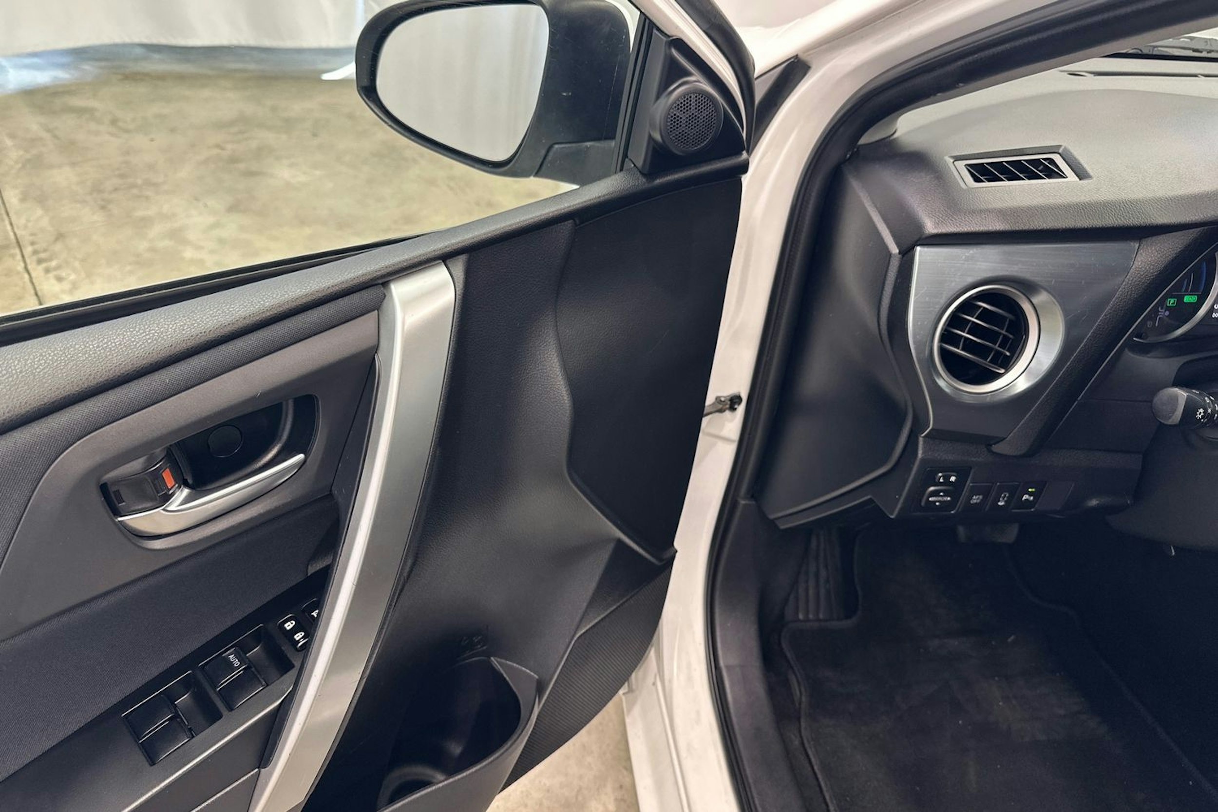 valkoinen Toyota Auris 2014 kuva 14.