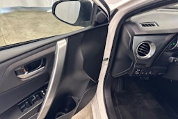 valkoinen Toyota Auris 2014 kuva 14.