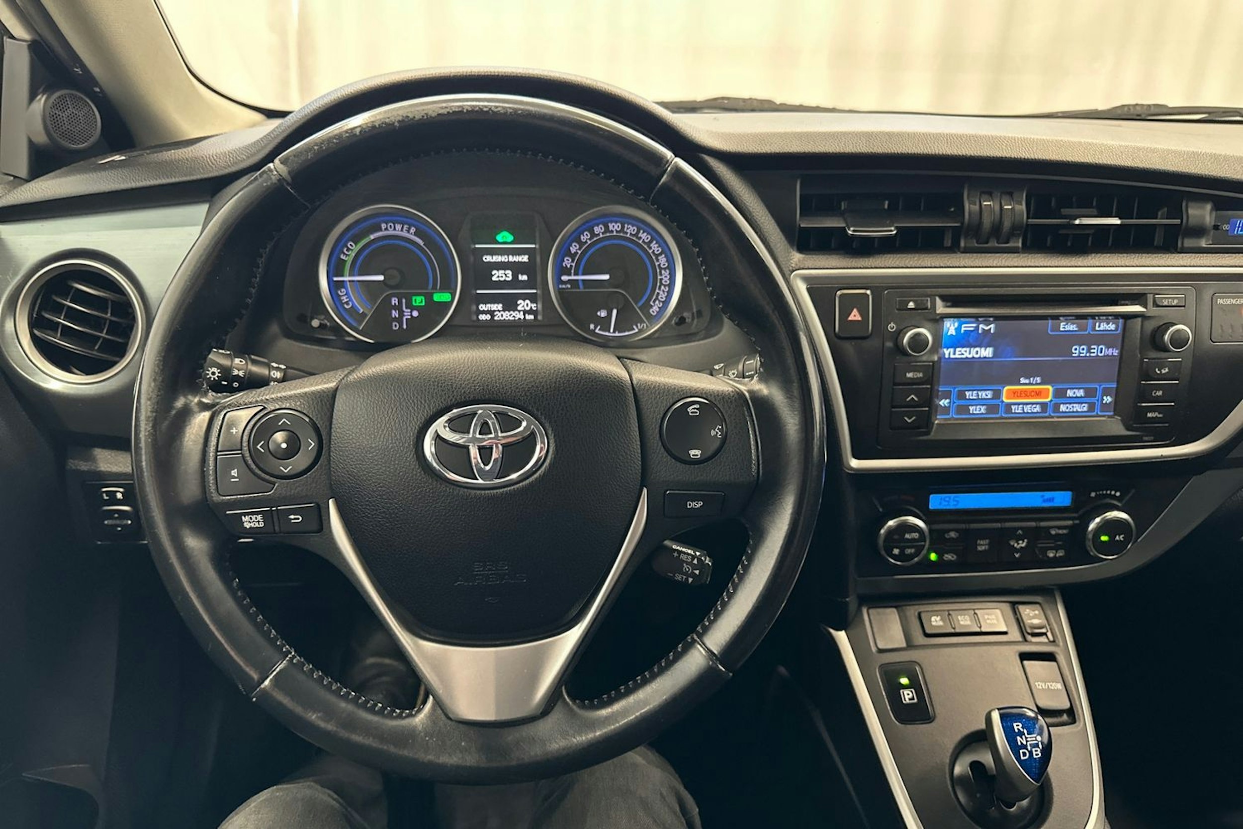 valkoinen Toyota Auris 2014 kuva 15.