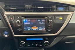 valkoinen Toyota Auris 2014 kuva 21.