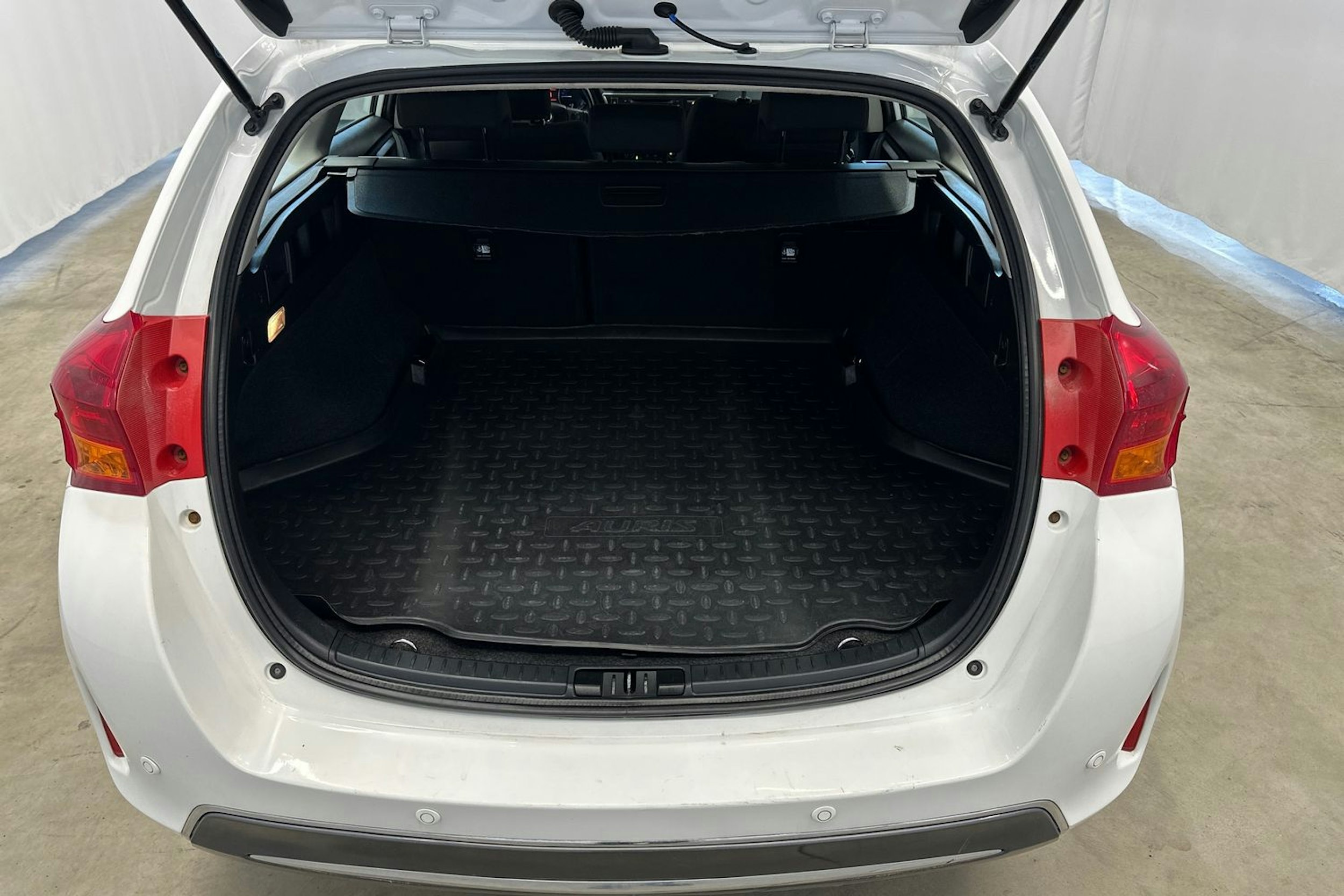 valkoinen Toyota Auris 2014 kuva 25.
