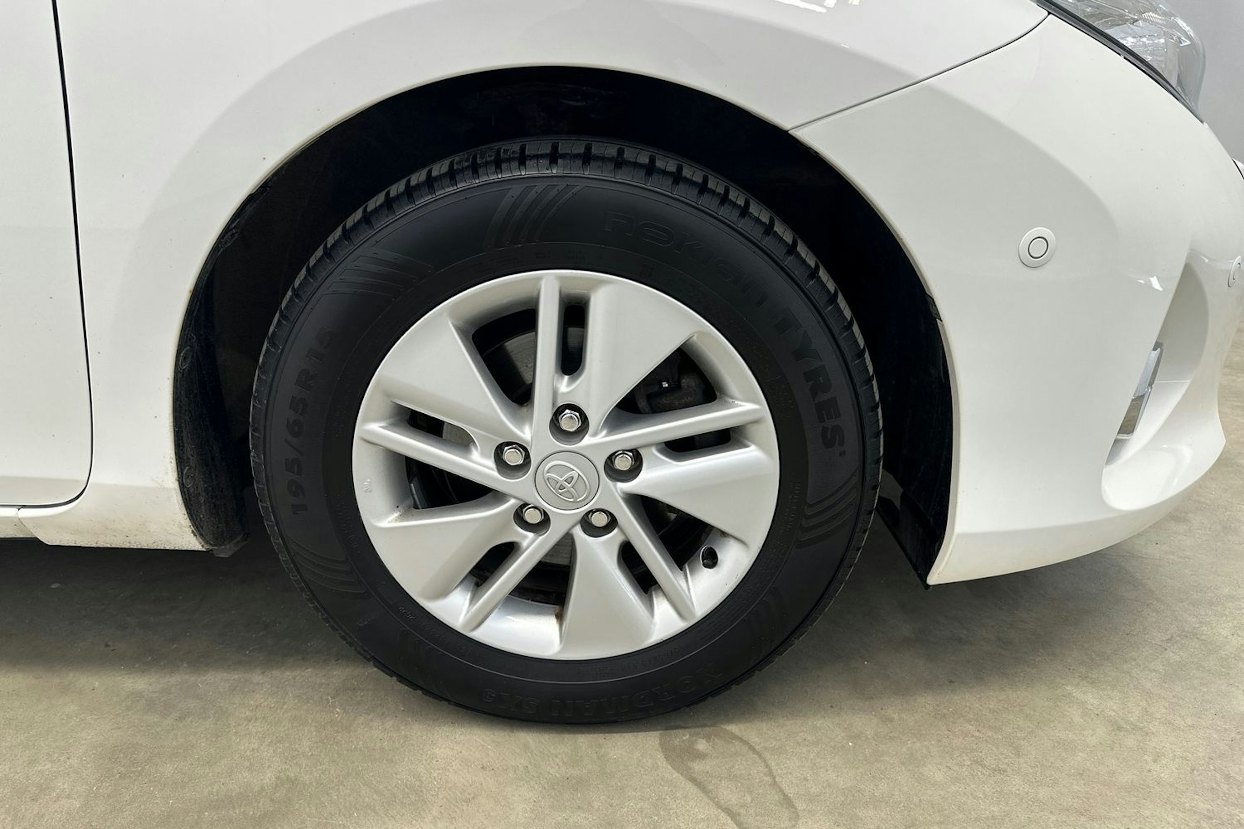 valkoinen Toyota Auris 2014 kuva 26.