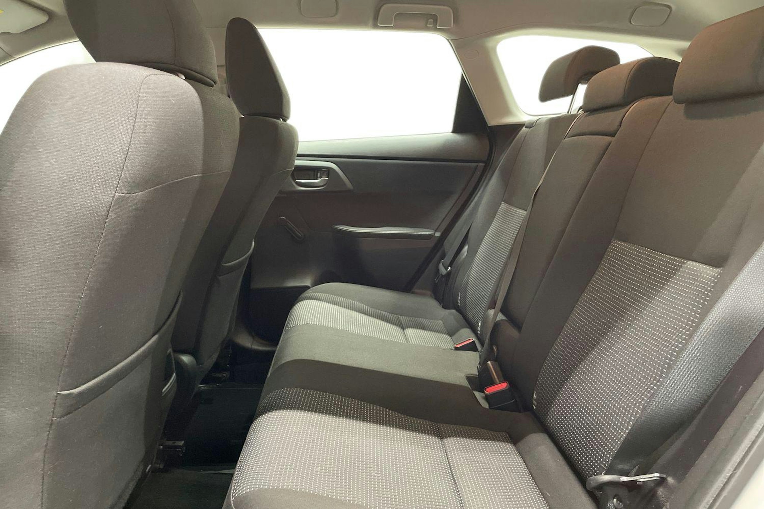 valkoinen Toyota Auris 2014 kuva 10.