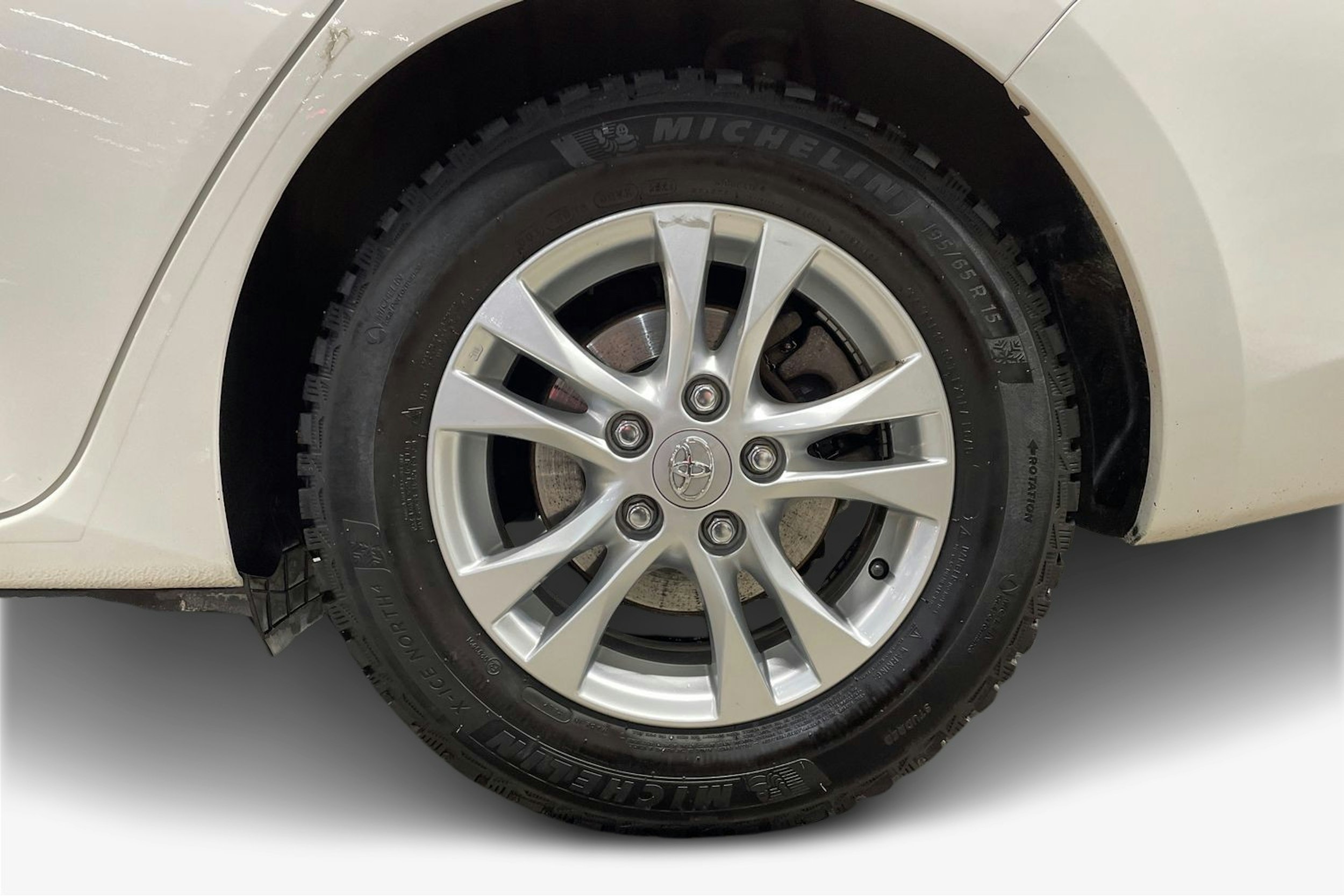 valkoinen Toyota Auris 2014 kuva 11.