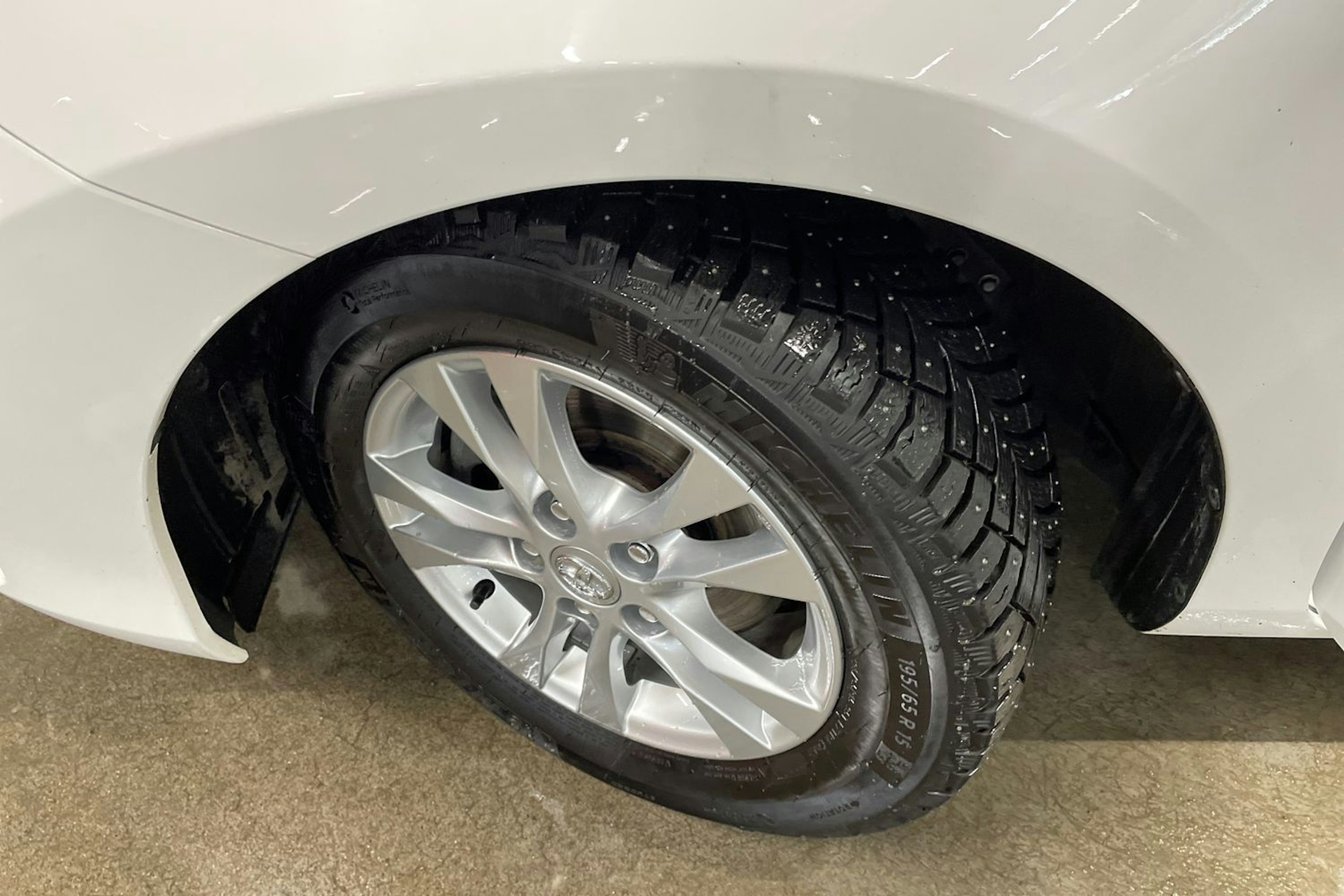 valkoinen Toyota Auris 2014 kuva 13.