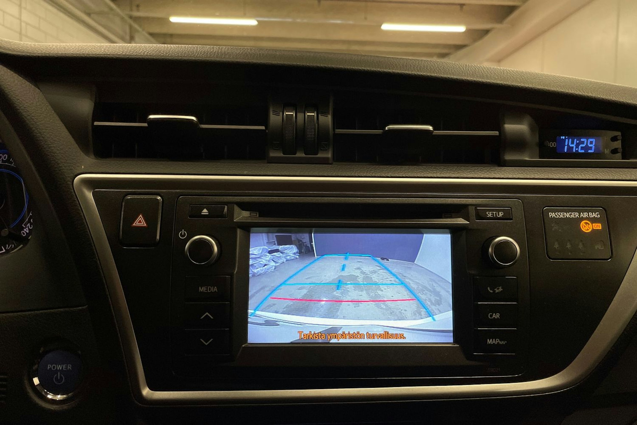 valkoinen Toyota Auris 2014 kuva 17.