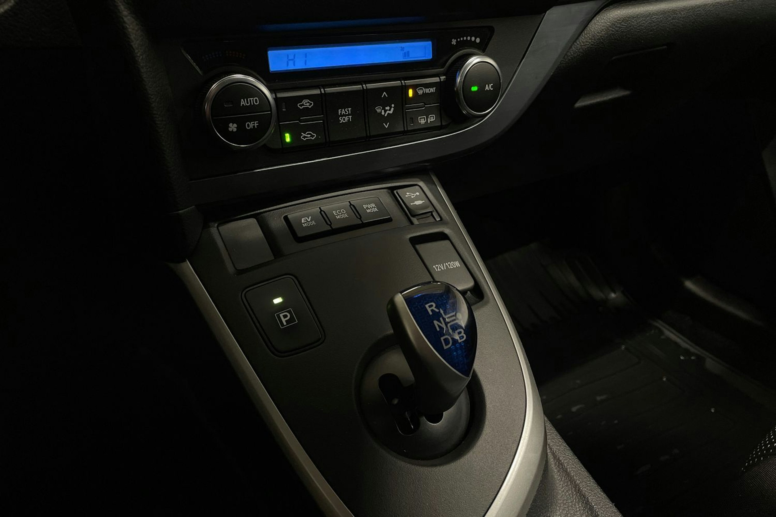 valkoinen Toyota Auris 2014 kuva 19.