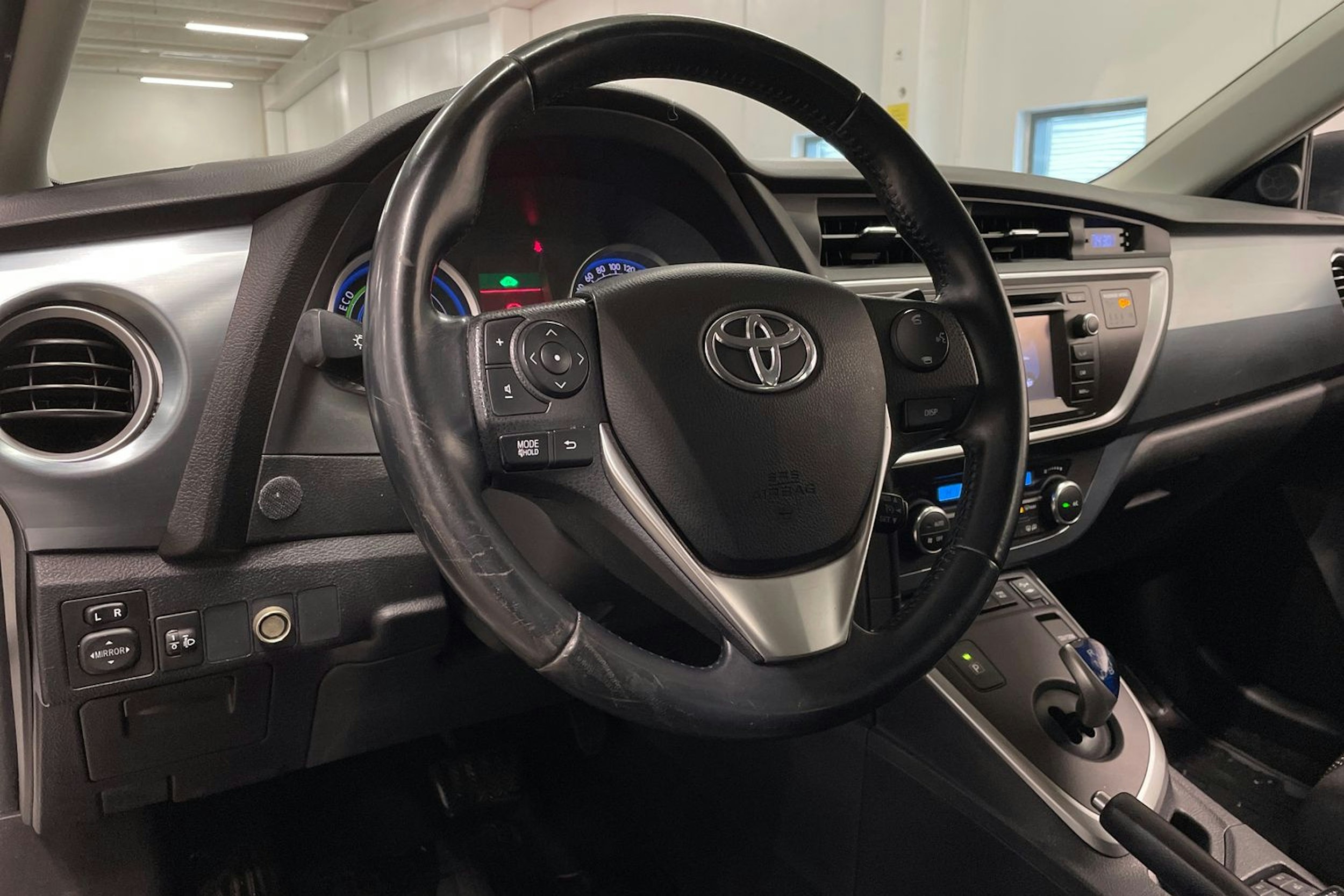 valkoinen Toyota Auris 2014 kuva 23.