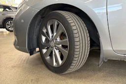 Harmaa Toyota Auris 2014 kuva 13.