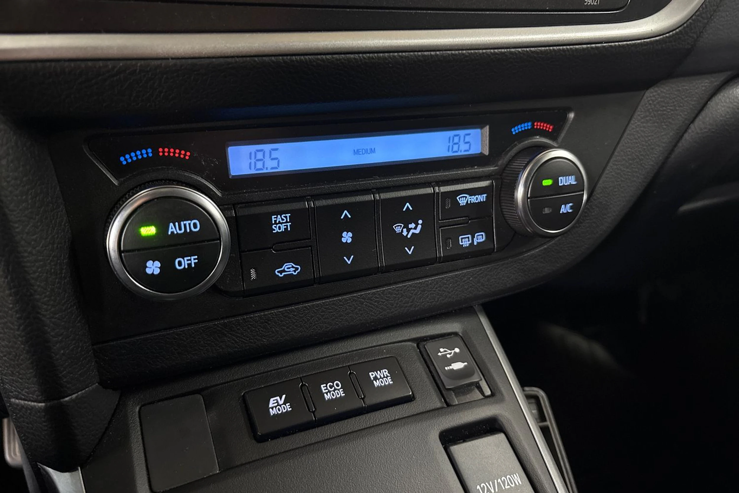 Harmaa Toyota Auris 2014 kuva 23.