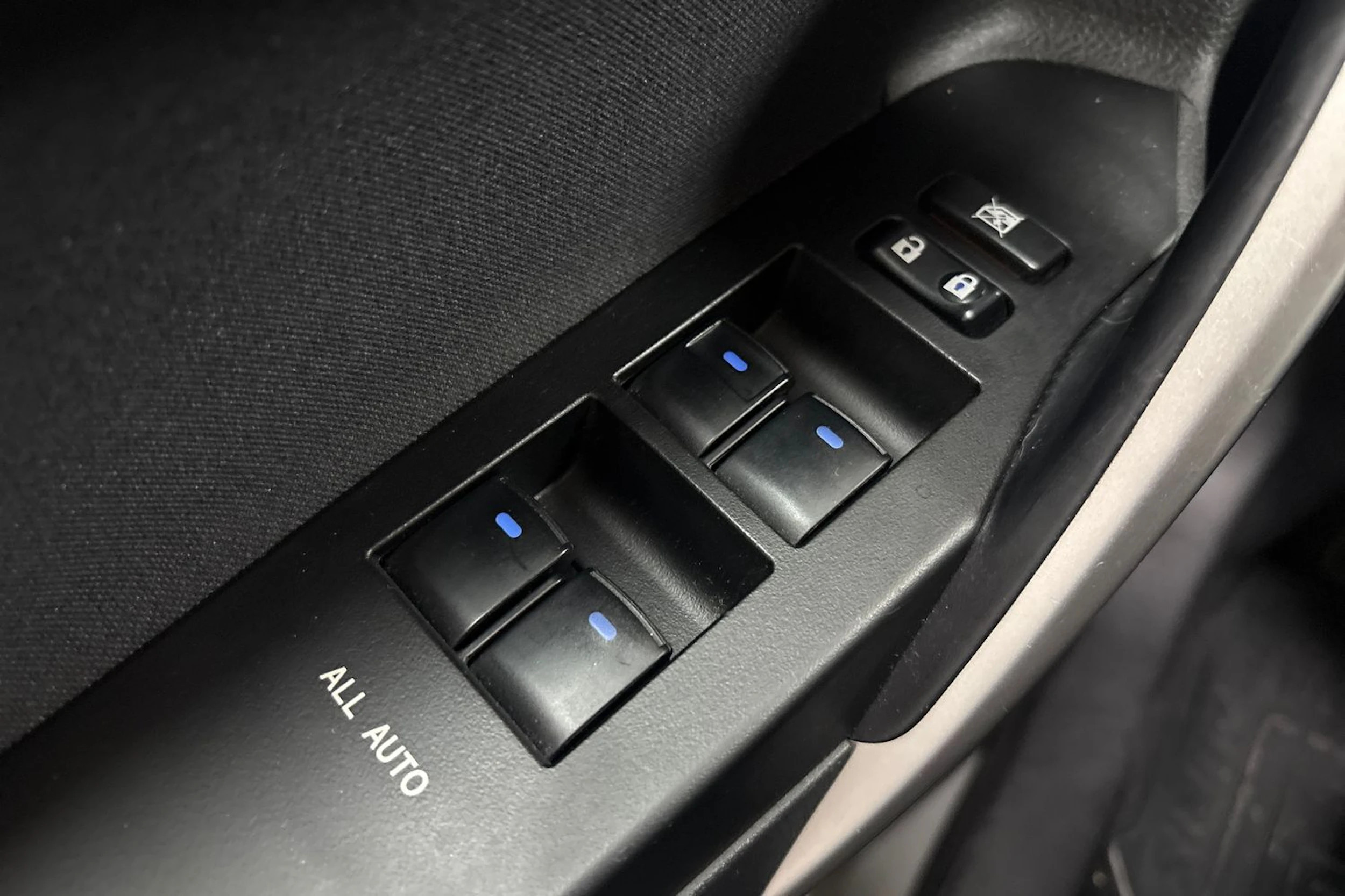 Harmaa Toyota Auris 2014 kuva 26.