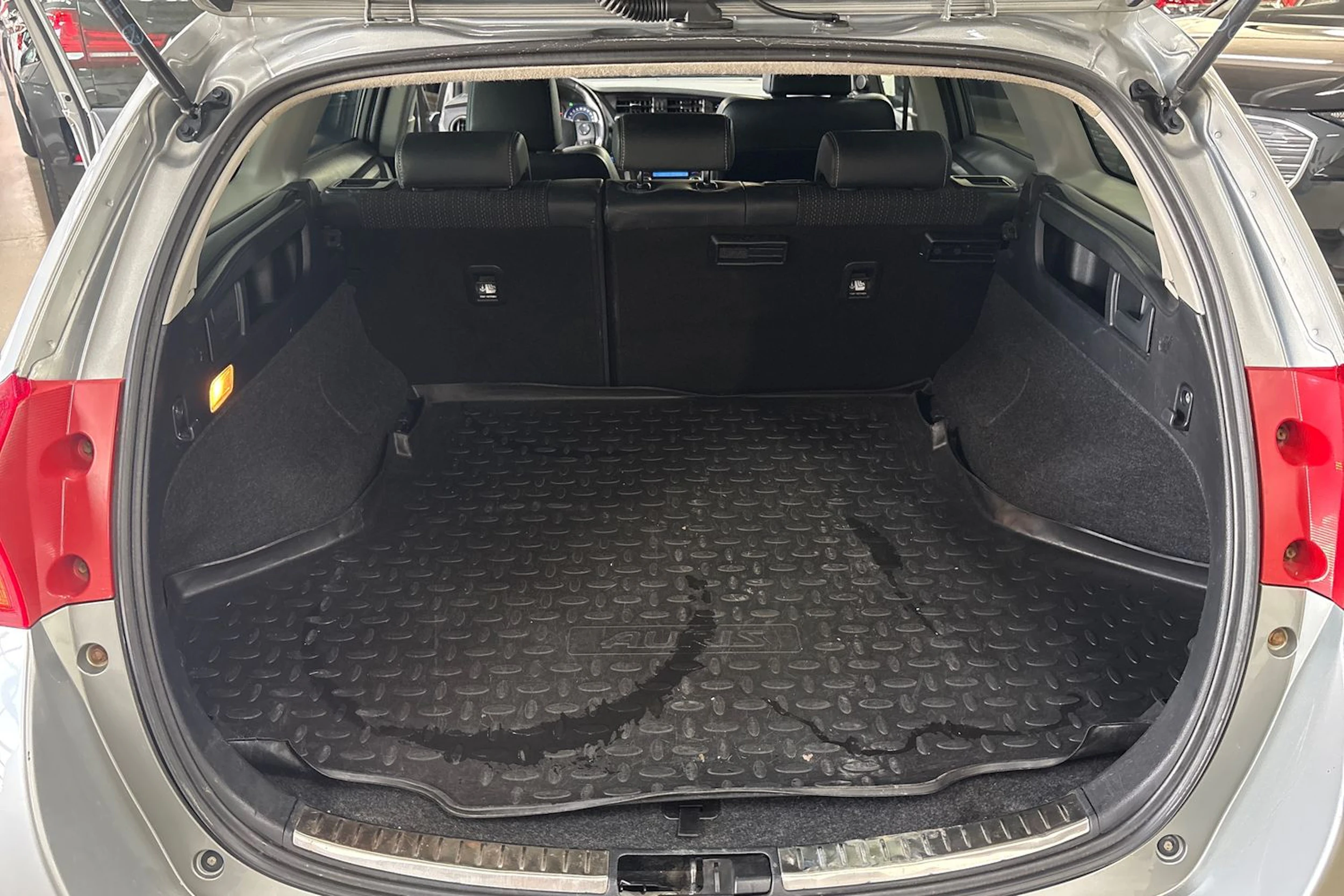Harmaa Toyota Auris 2014 kuva 27.