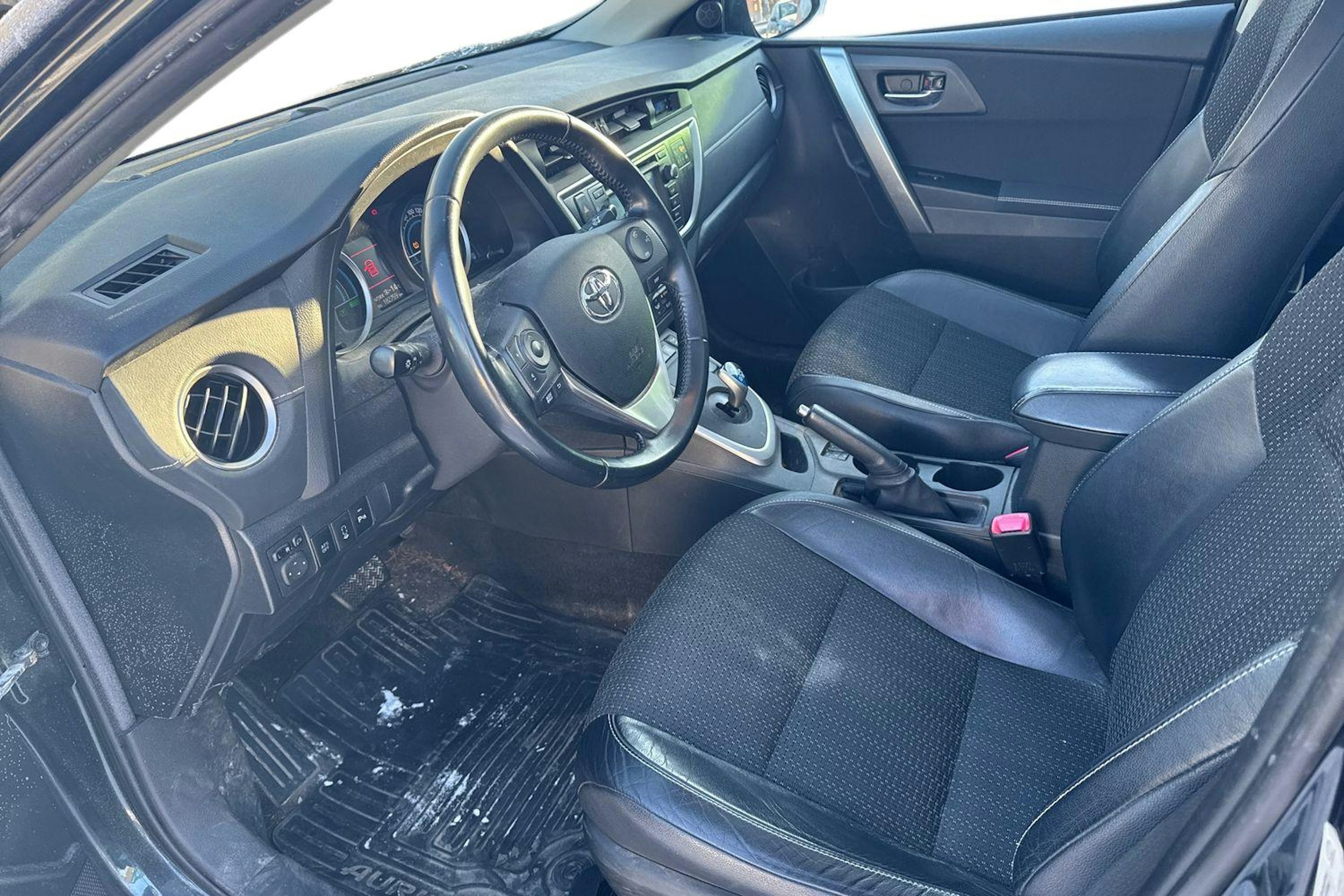 harmaa Toyota Auris 2014 kuva 3.