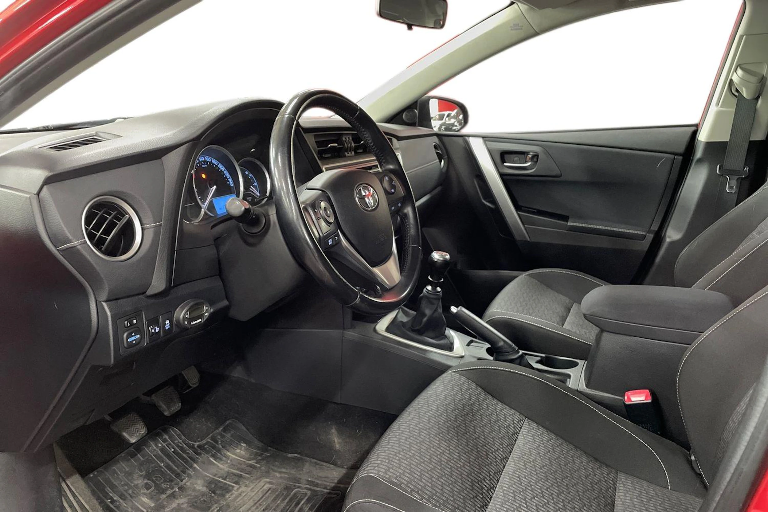 Punainen Toyota Auris 2014 kuva 8.