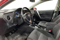 Punainen Toyota Auris 2014 kuva 8.