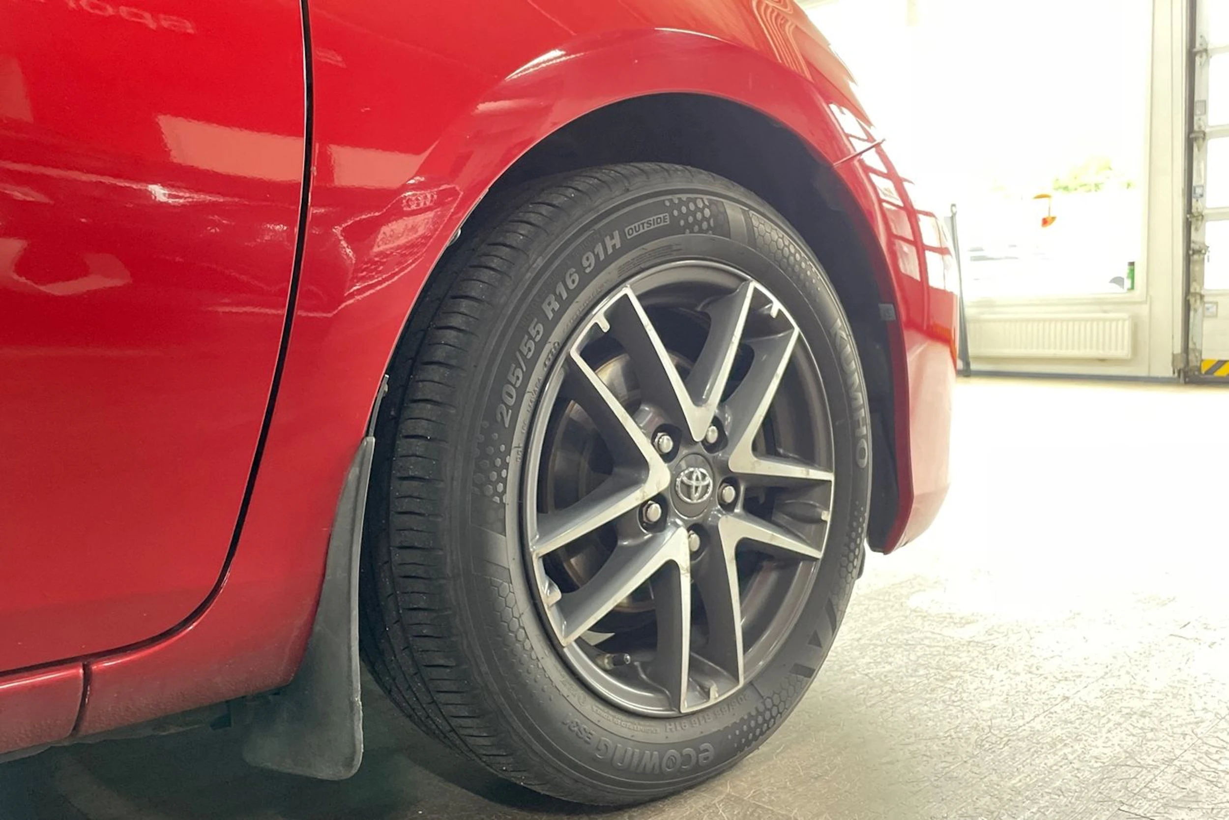 Punainen Toyota Auris 2014 kuva 13.