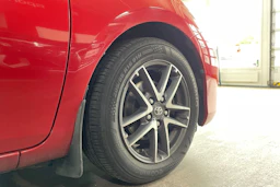 Punainen Toyota Auris 2014 kuva 13.