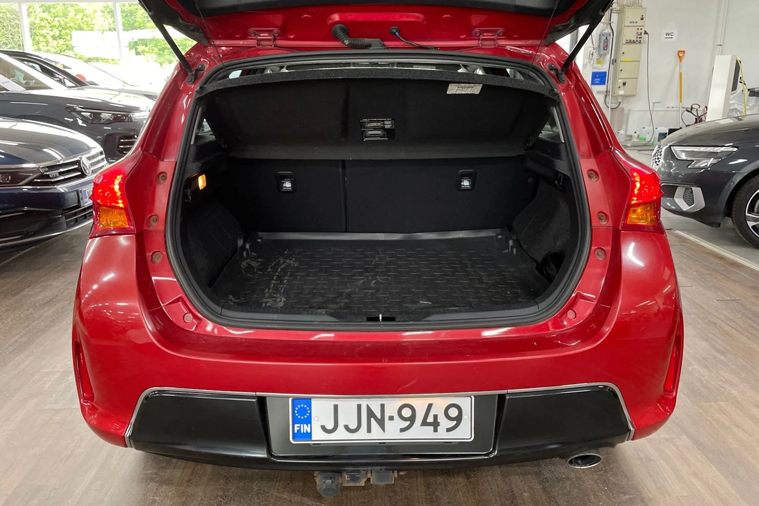 Punainen Toyota Auris 2014 kuva 15.