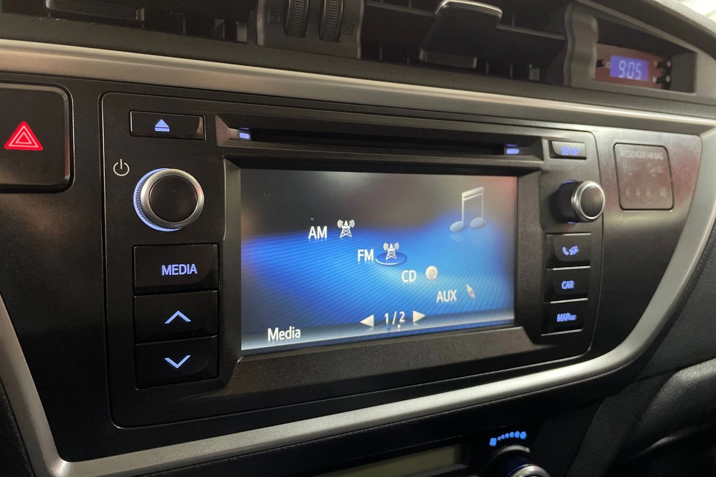 Punainen Toyota Auris 2014 kuva 17.