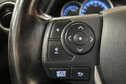 Punainen Toyota Auris 2014 kuva 20.