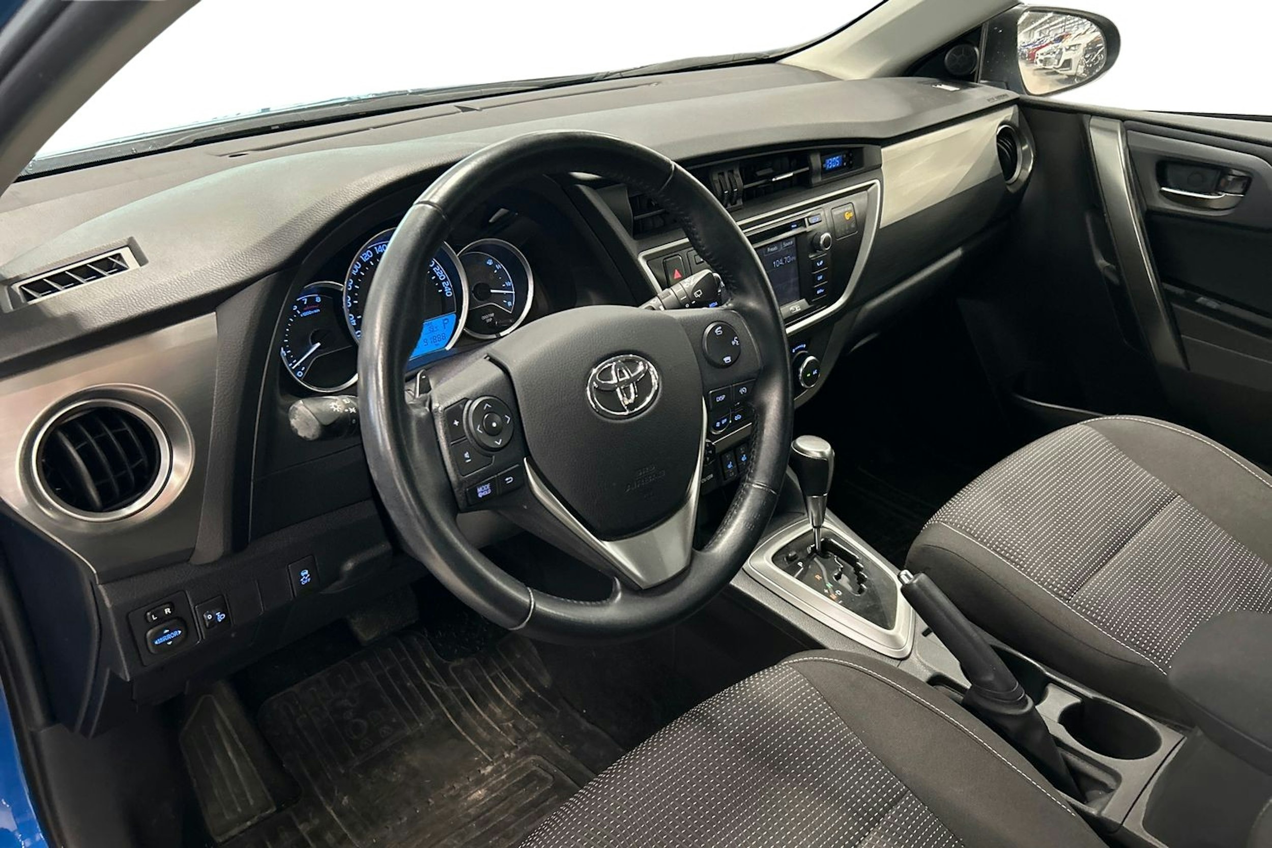 sininen Toyota Auris 2014 kuva 3.