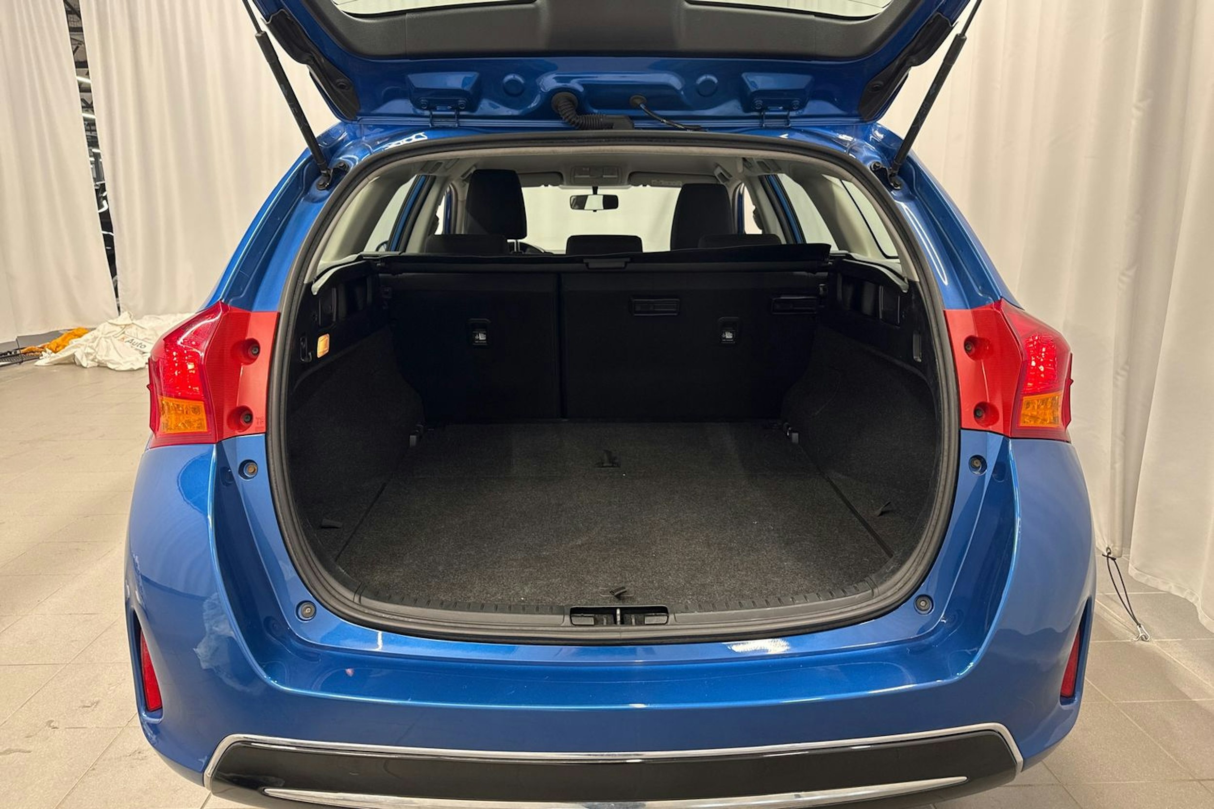 sininen Toyota Auris 2014 kuva 14.