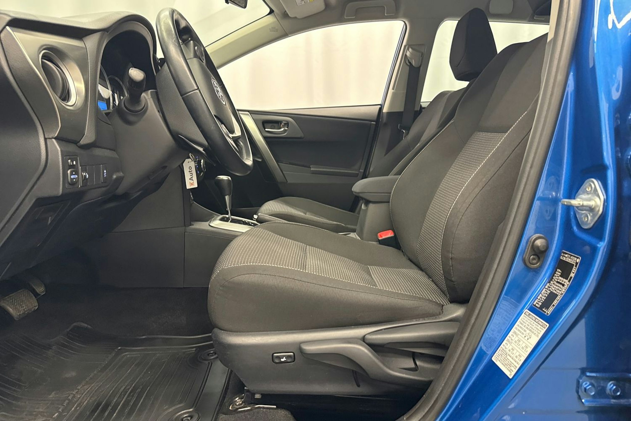sininen Toyota Auris 2014 kuva 16.