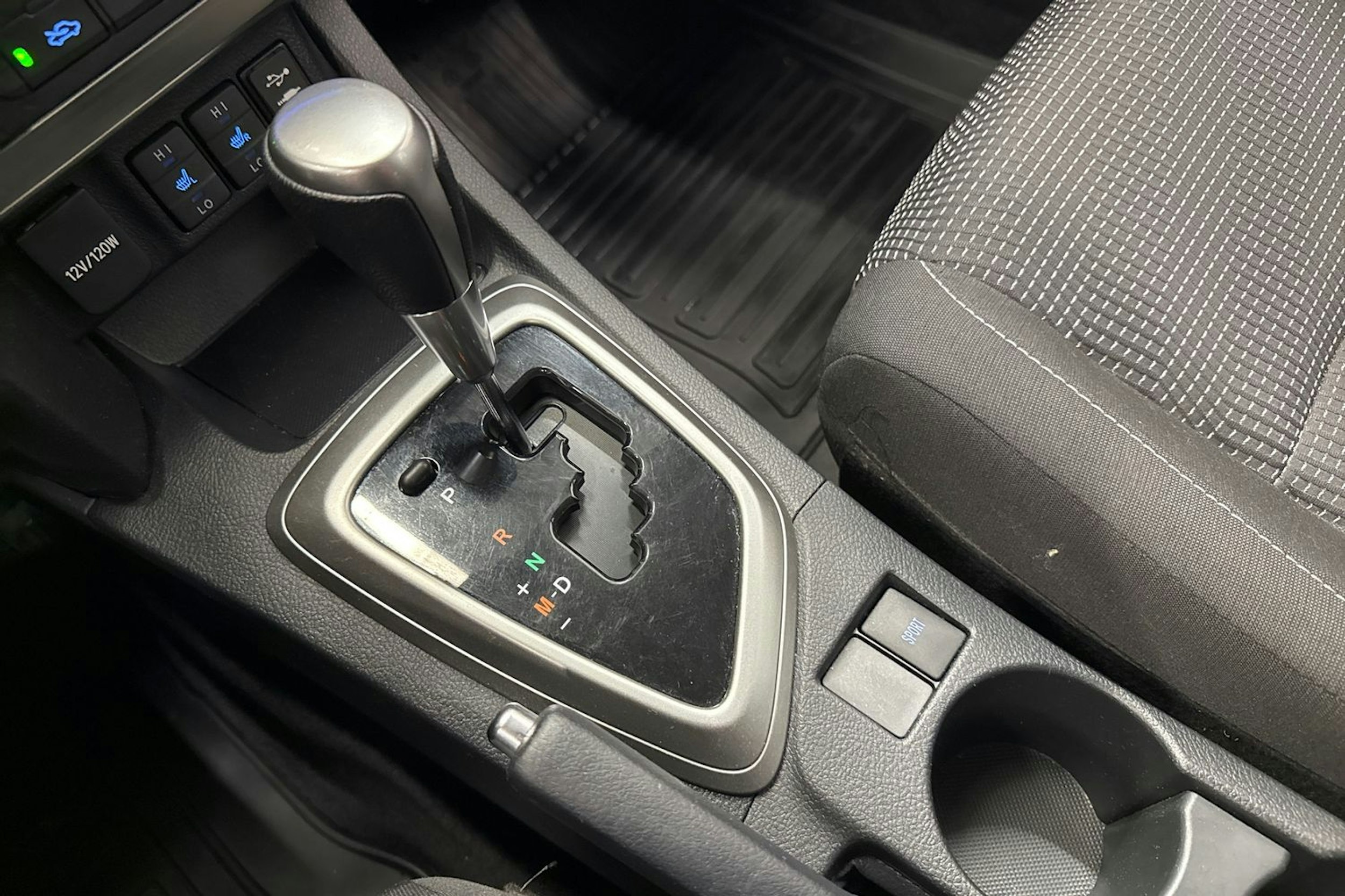 sininen Toyota Auris 2014 kuva 28.