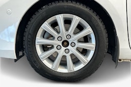 valkoinen Toyota Auris 2014 kuva 11.