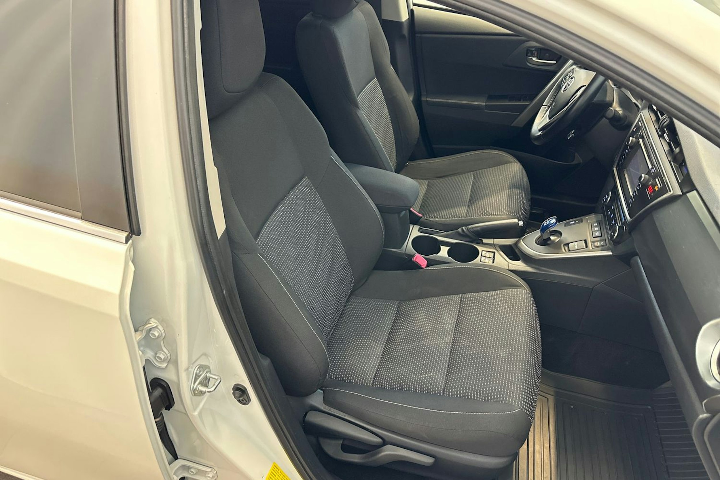 valkoinen Toyota Auris 2014 kuva 15.