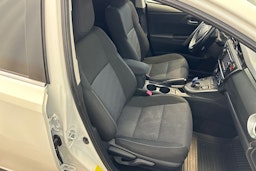 valkoinen Toyota Auris 2014 kuva 15.