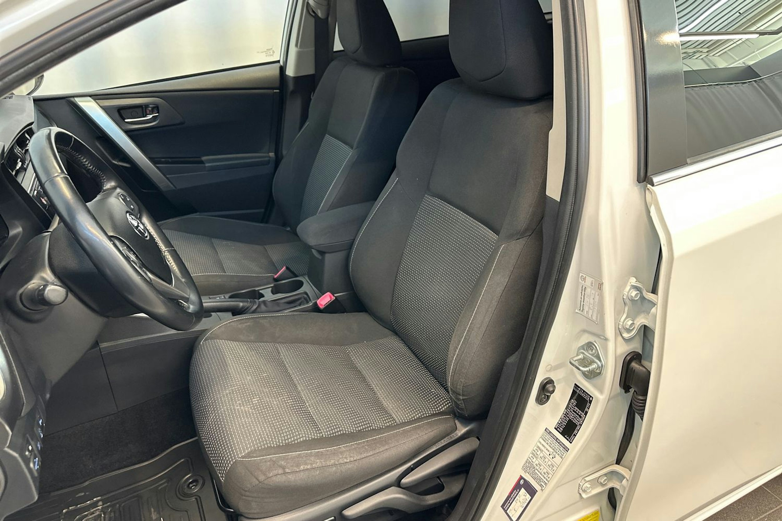 valkoinen Toyota Auris 2014 kuva 16.