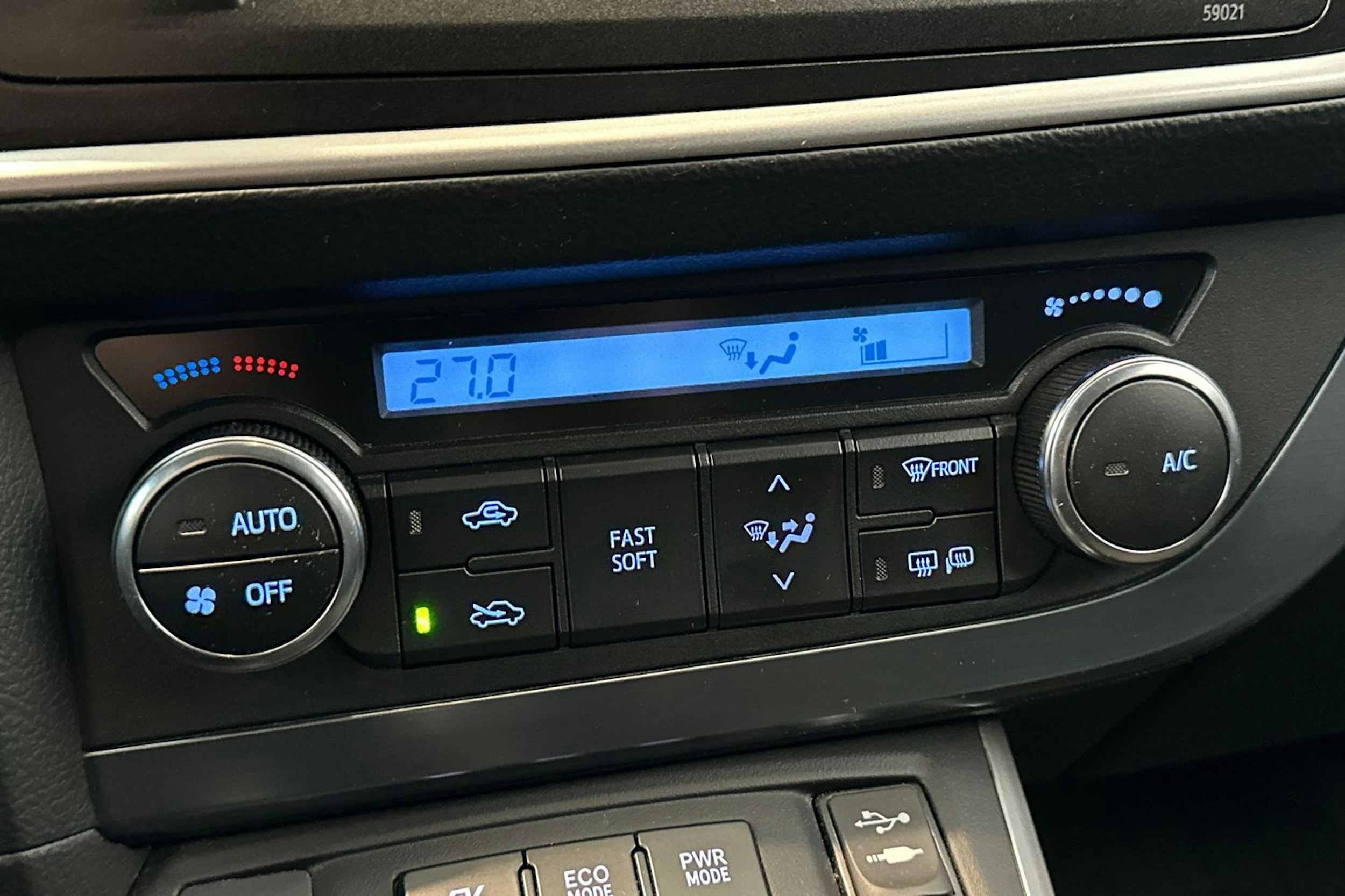 valkoinen Toyota Auris 2014 kuva 25.