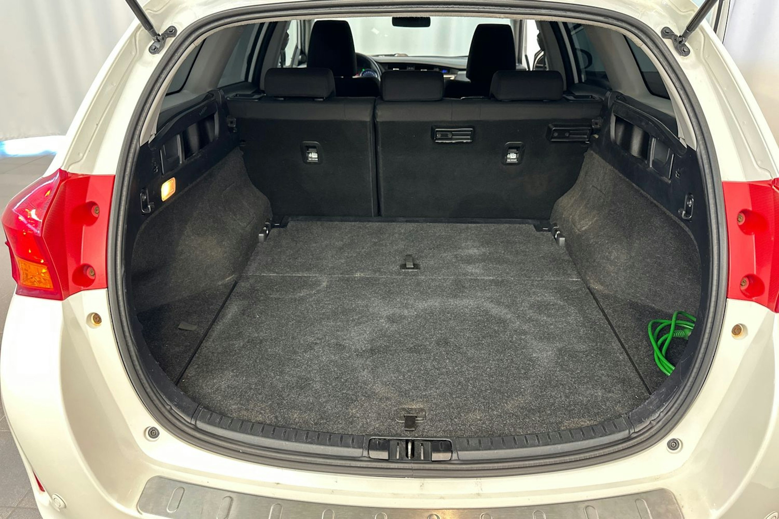 valkoinen Toyota Auris 2014 kuva 30.