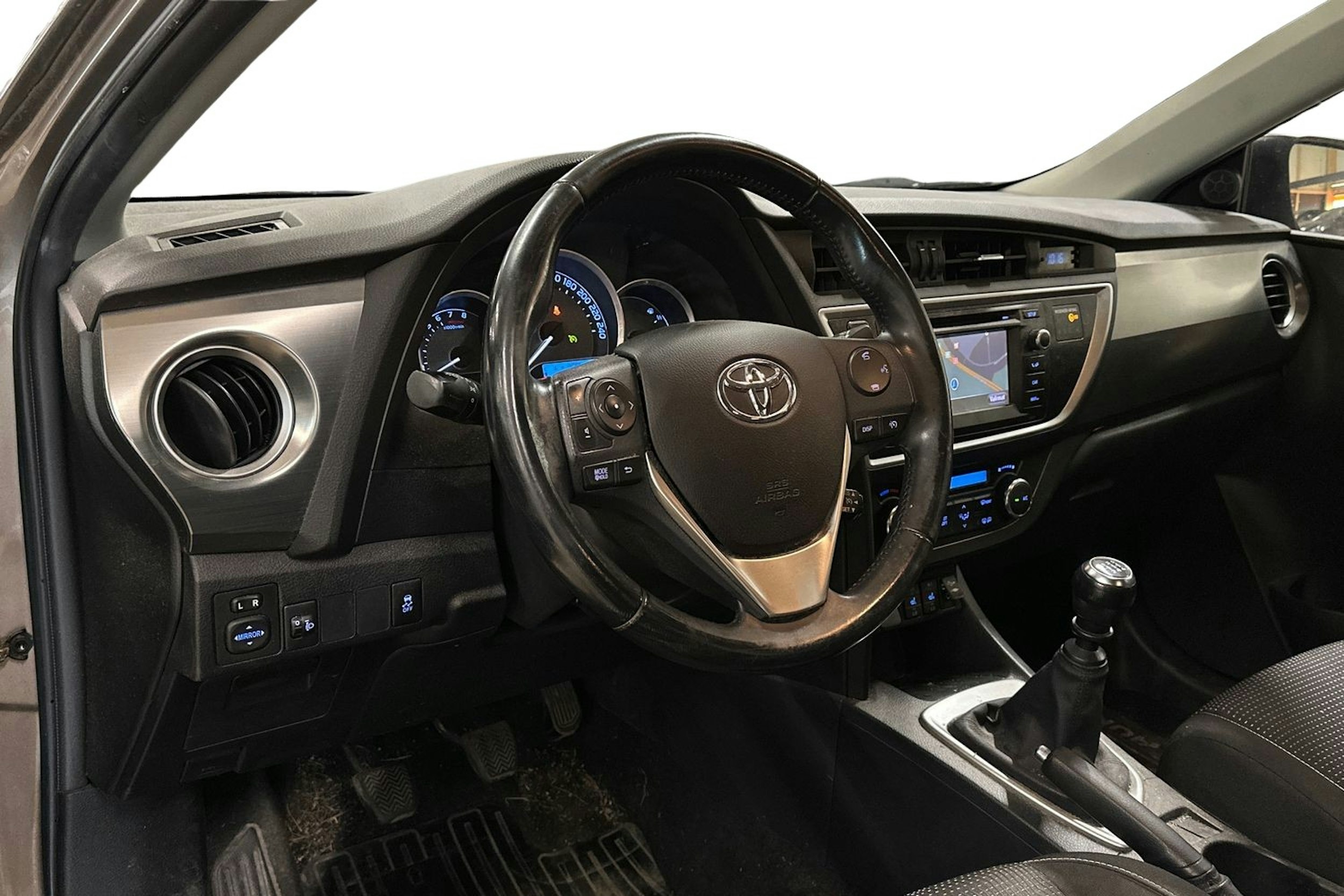 ruskea (beige) Toyota Auris 2014 kuva 3.