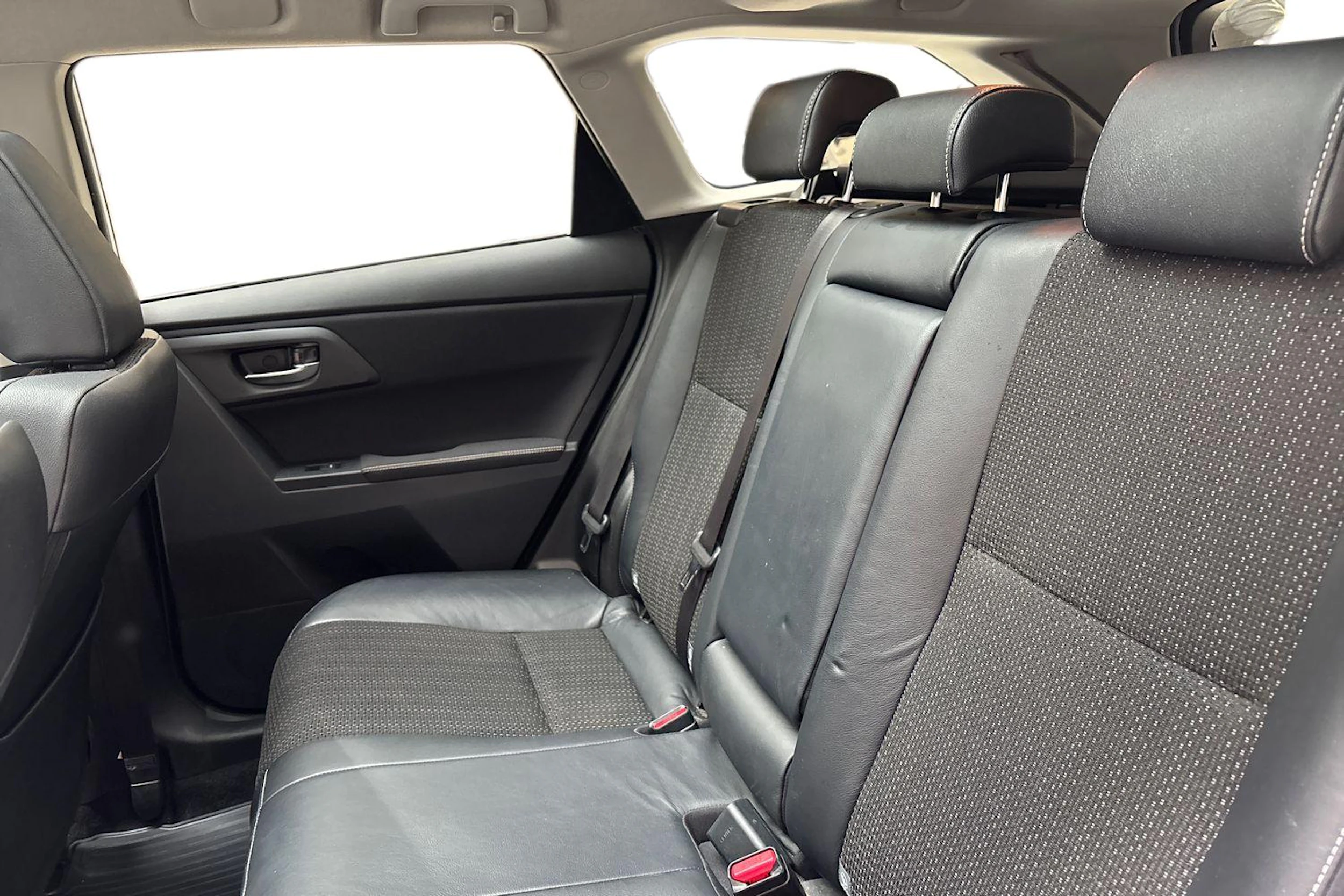 valkoinen Toyota Auris 2014 kuva 11.