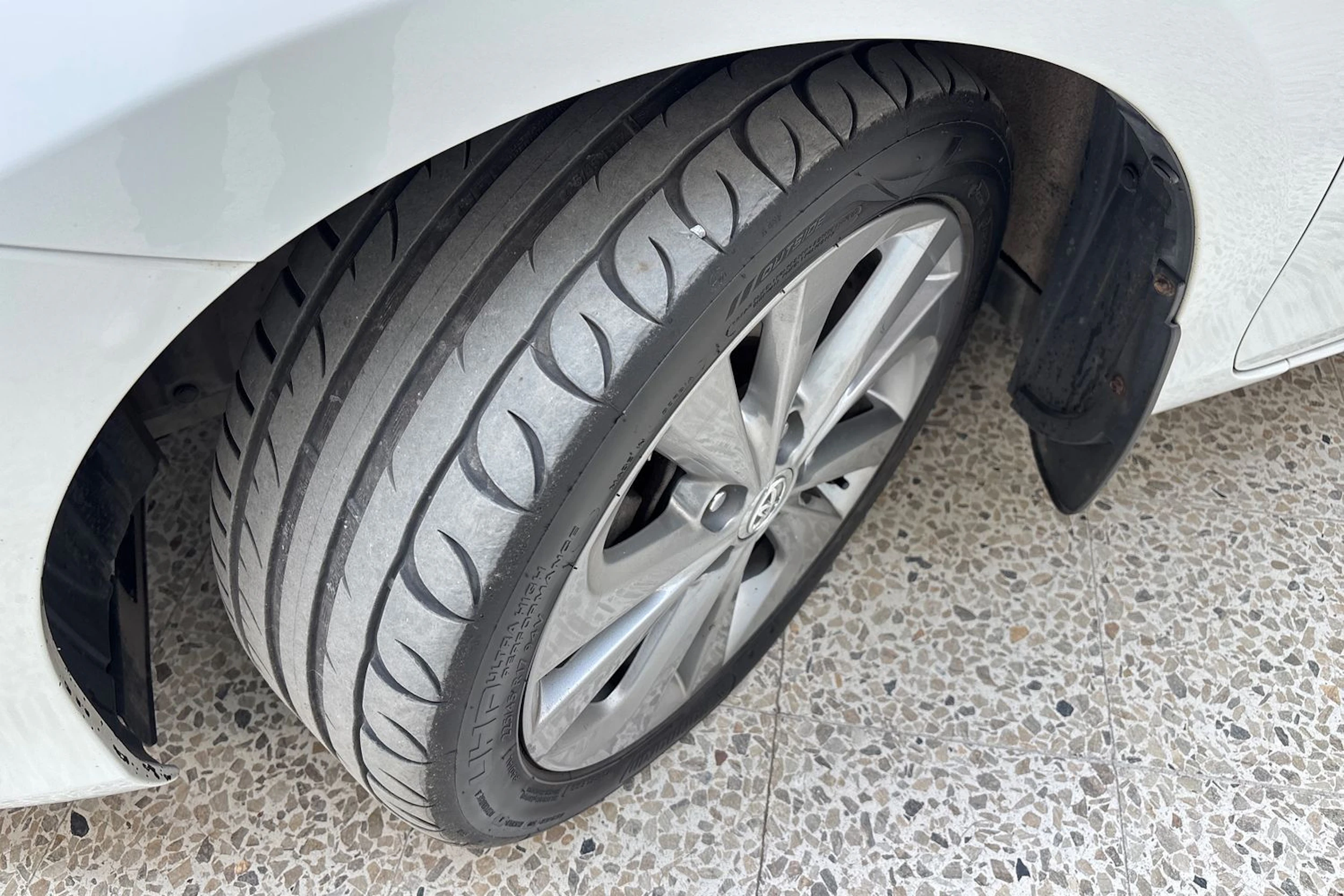 valkoinen Toyota Auris 2014 kuva 13.