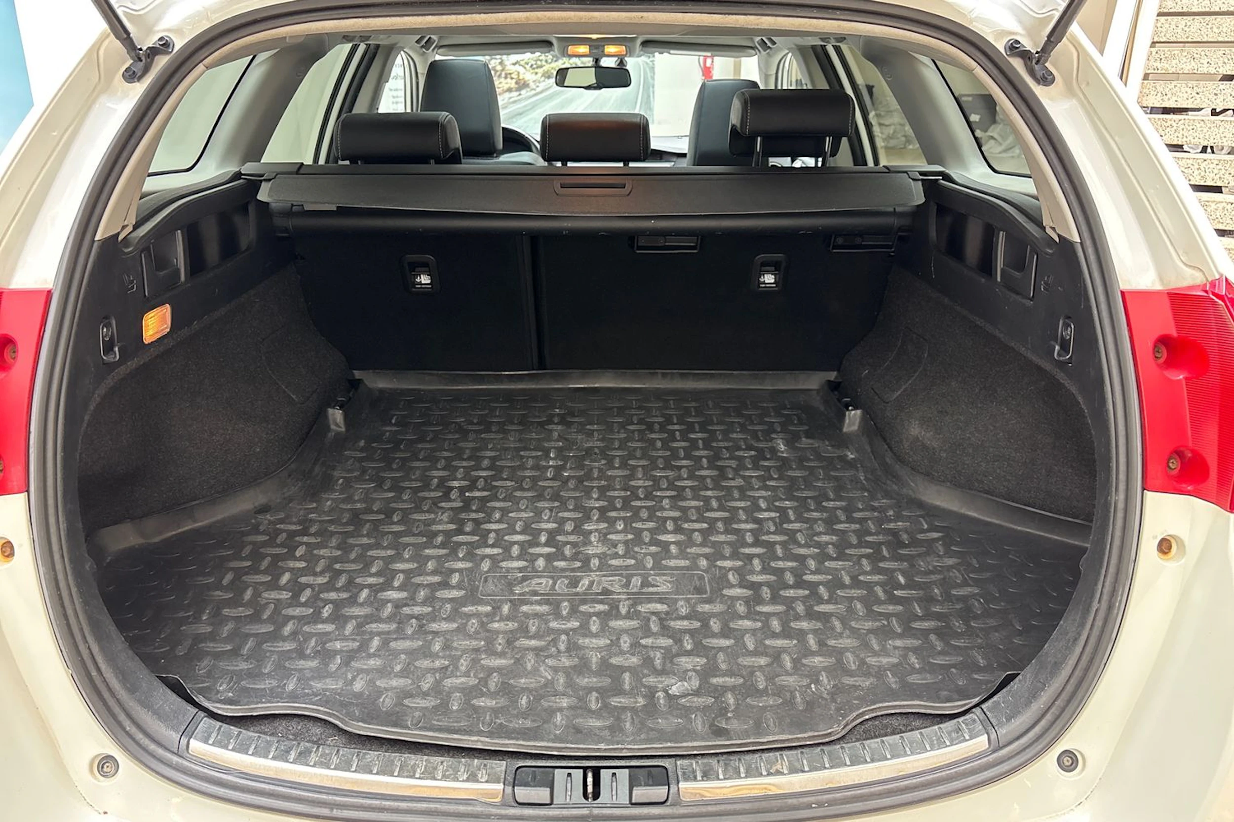 valkoinen Toyota Auris 2014 kuva 15.