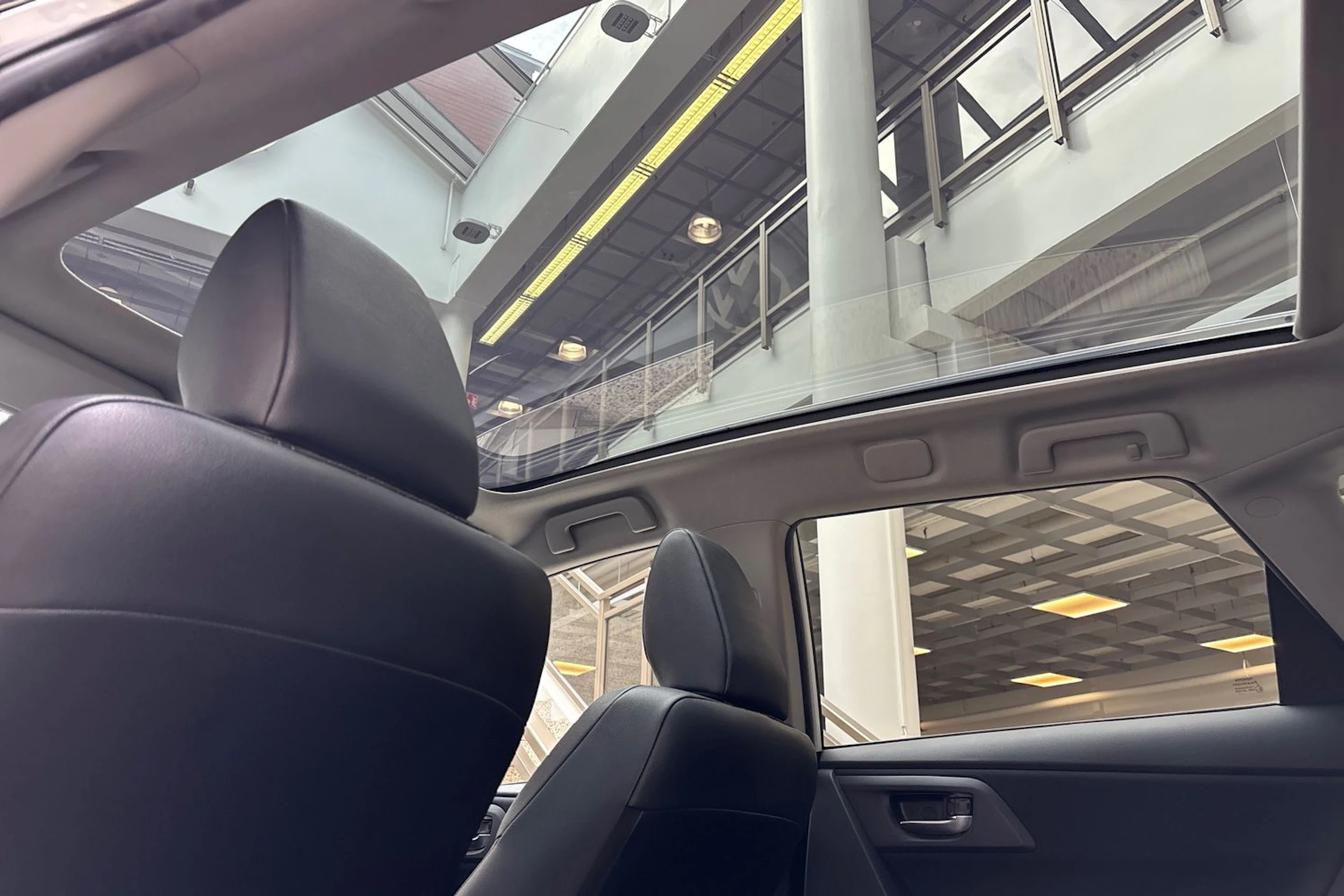 valkoinen Toyota Auris 2014 kuva 16.