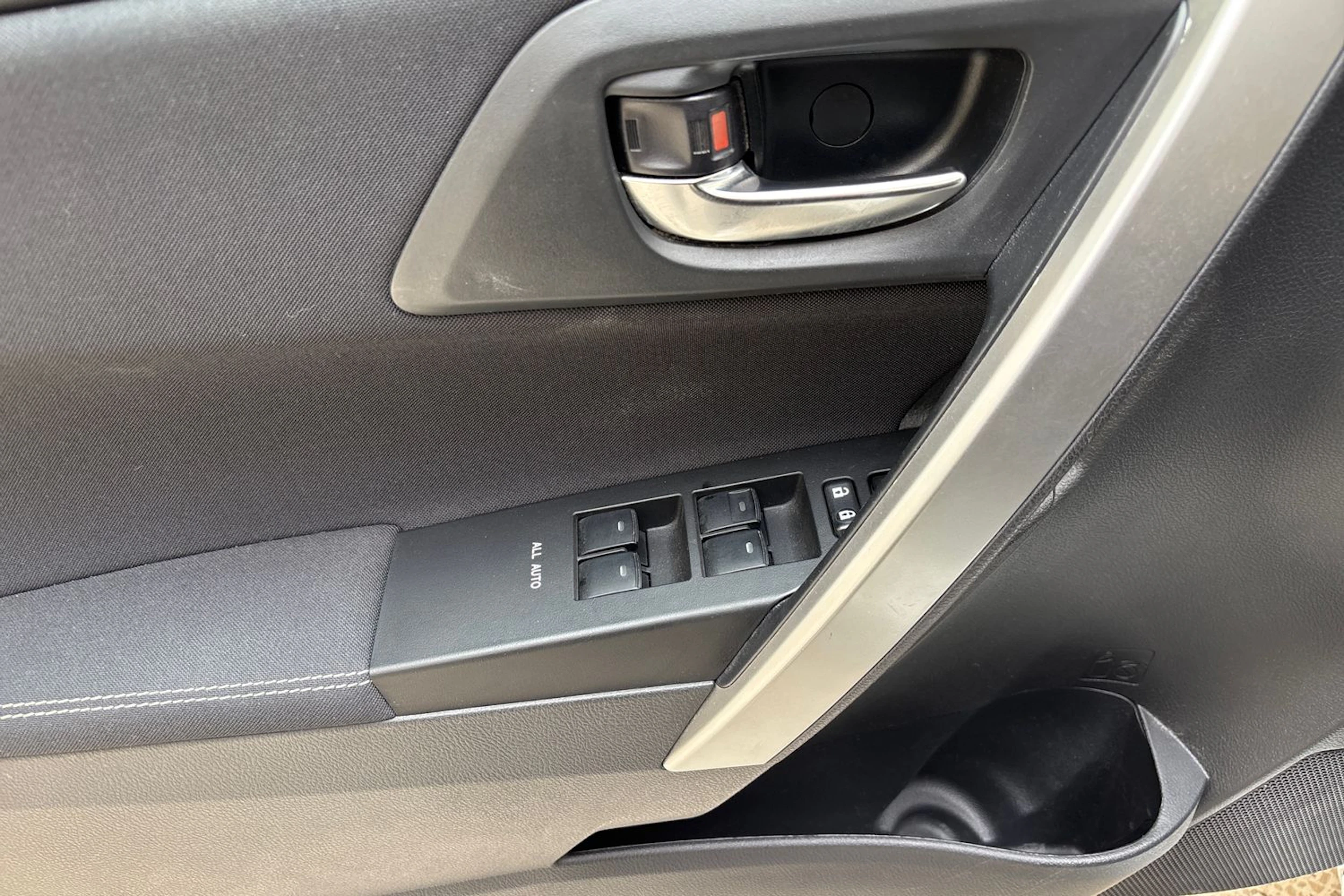 valkoinen Toyota Auris 2014 kuva 18.