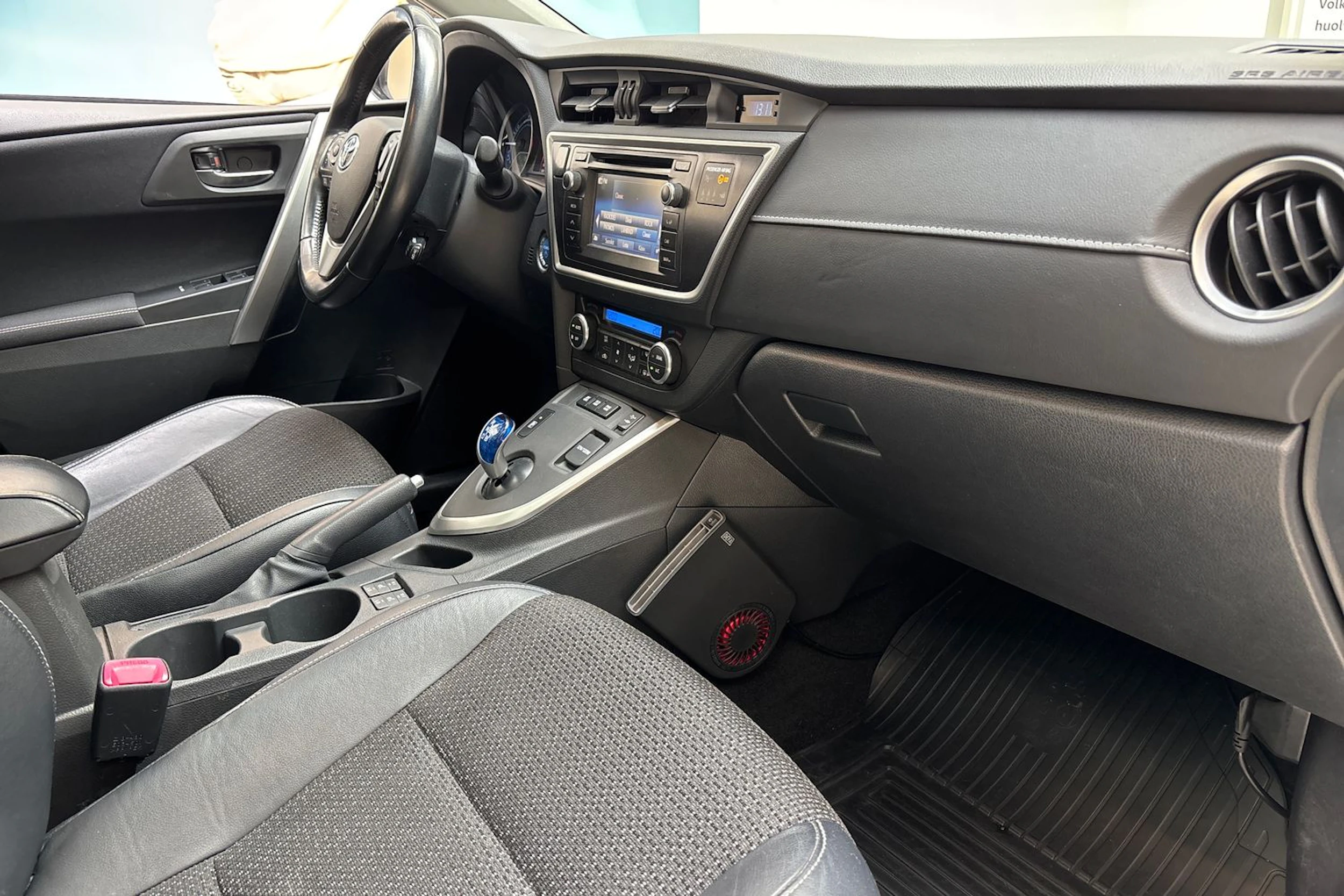 valkoinen Toyota Auris 2014 kuva 26.