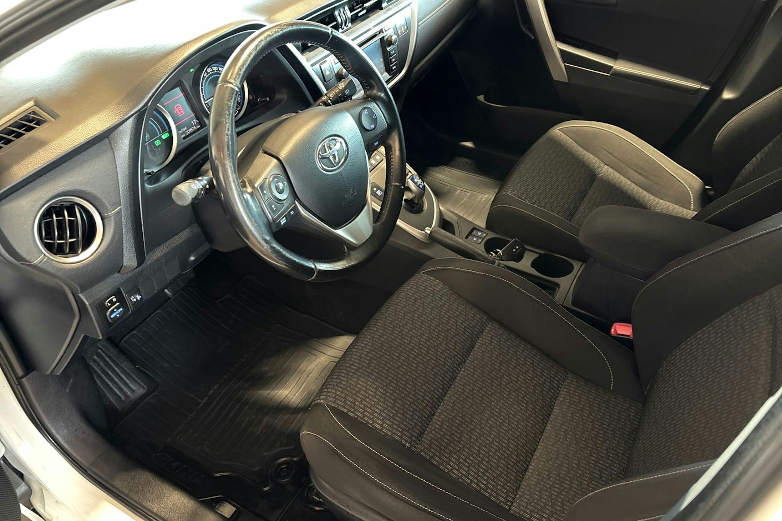 Valkoinen Toyota Auris 2014 kuva 7.
