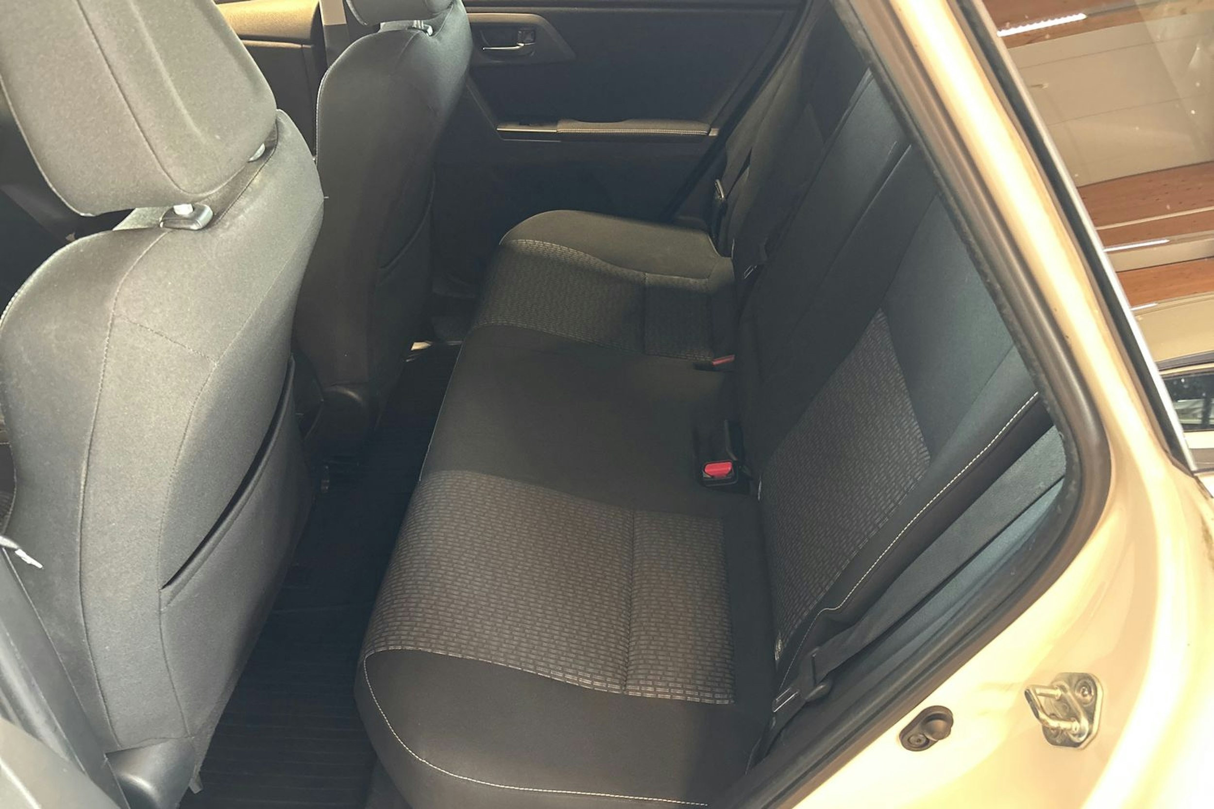 Valkoinen Toyota Auris 2014 kuva 10.