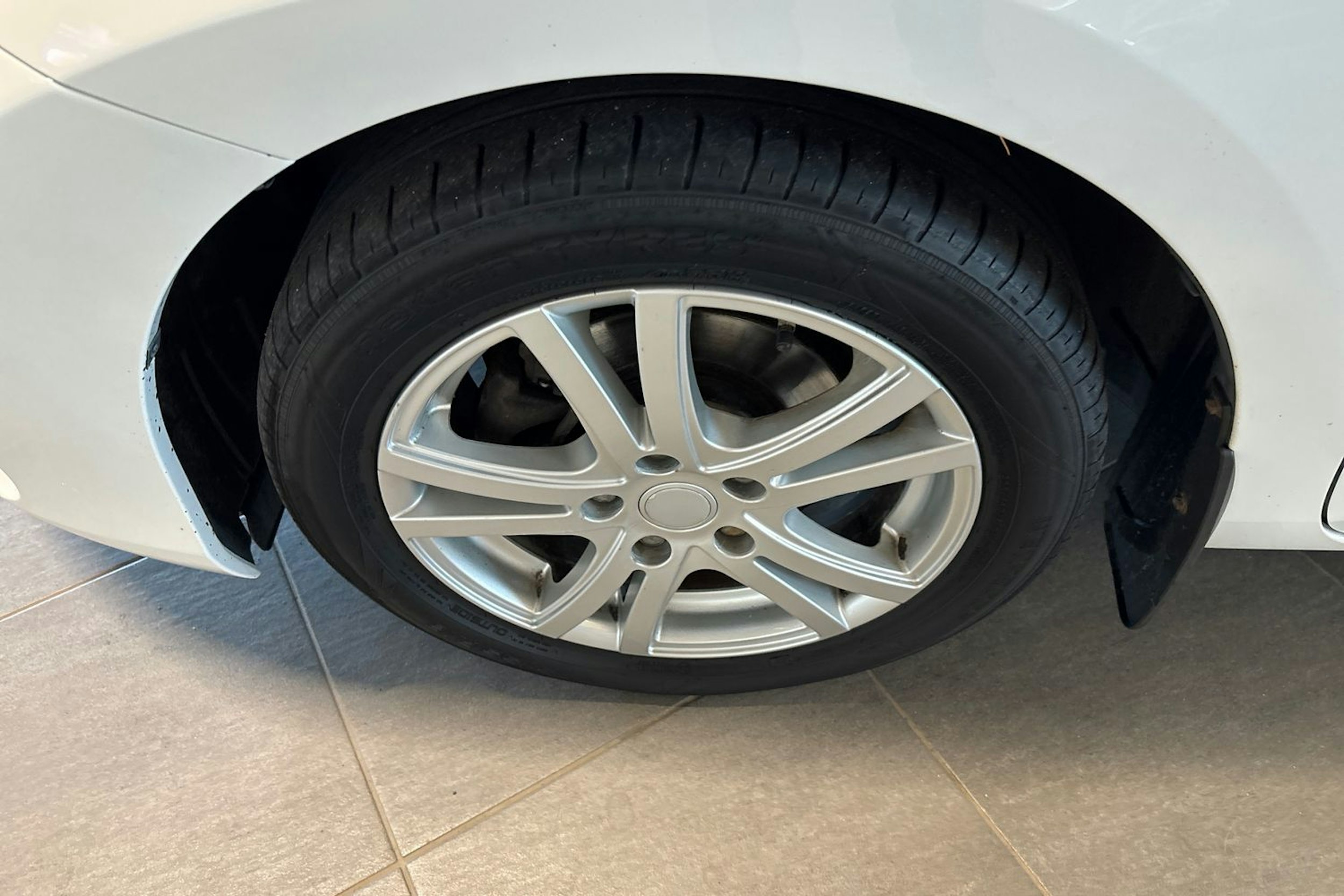 Valkoinen Toyota Auris 2014 kuva 11.