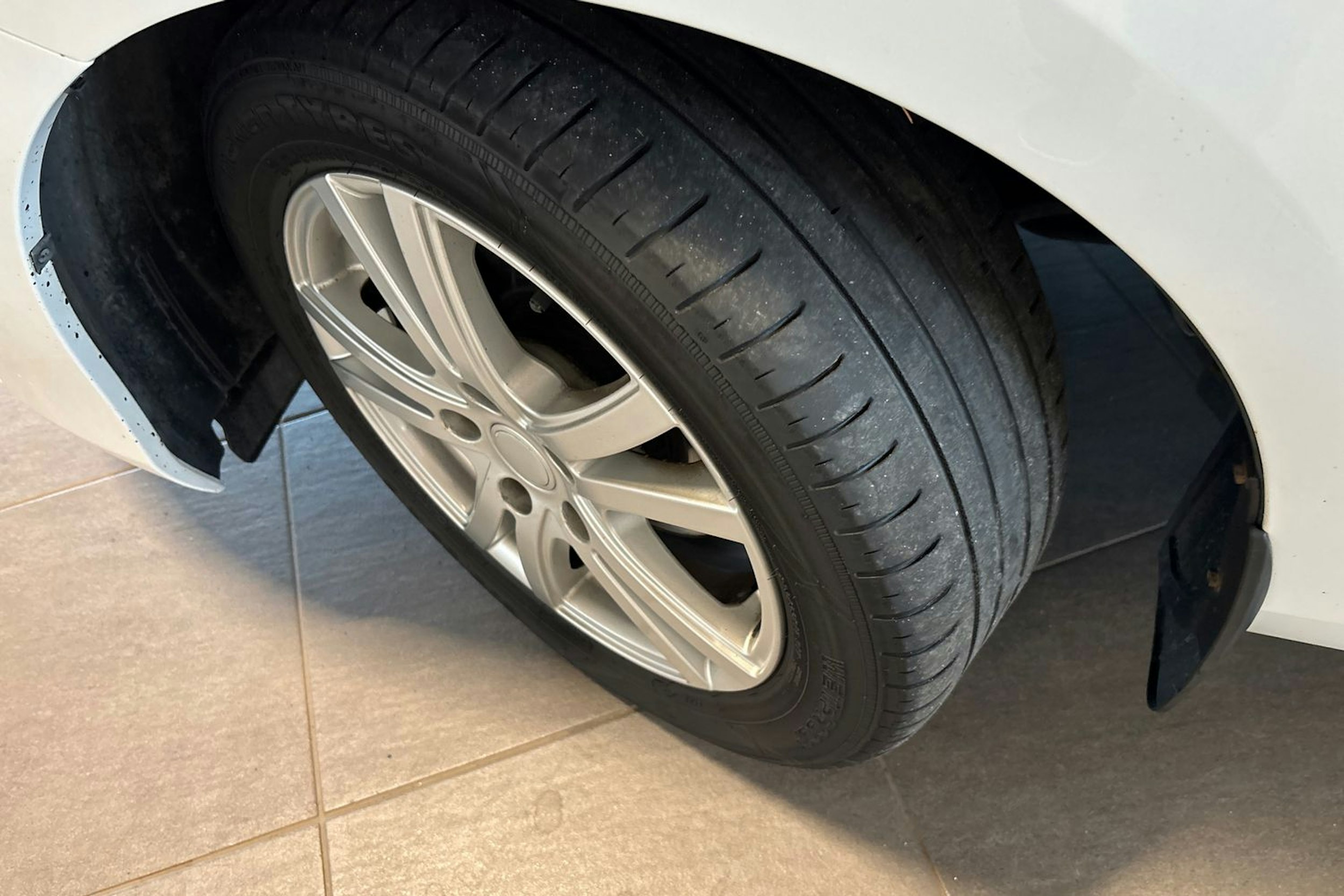 Valkoinen Toyota Auris 2014 kuva 13.