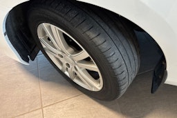 Valkoinen Toyota Auris 2014 kuva 13.