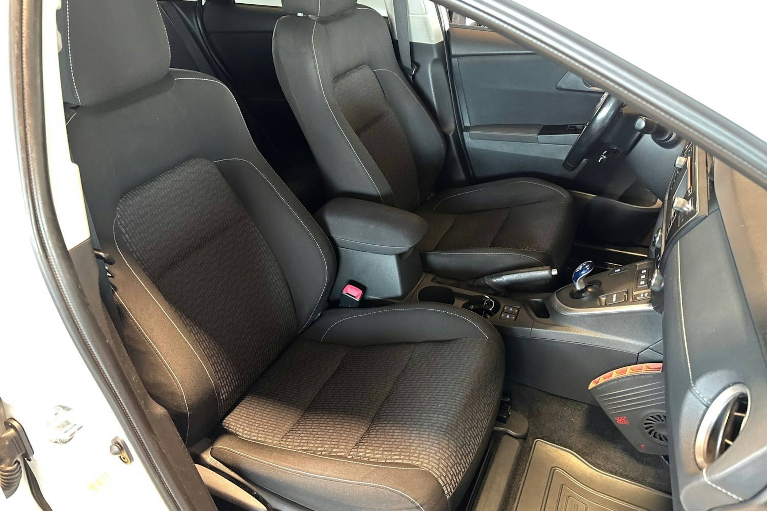 Valkoinen Toyota Auris 2014 kuva 15.