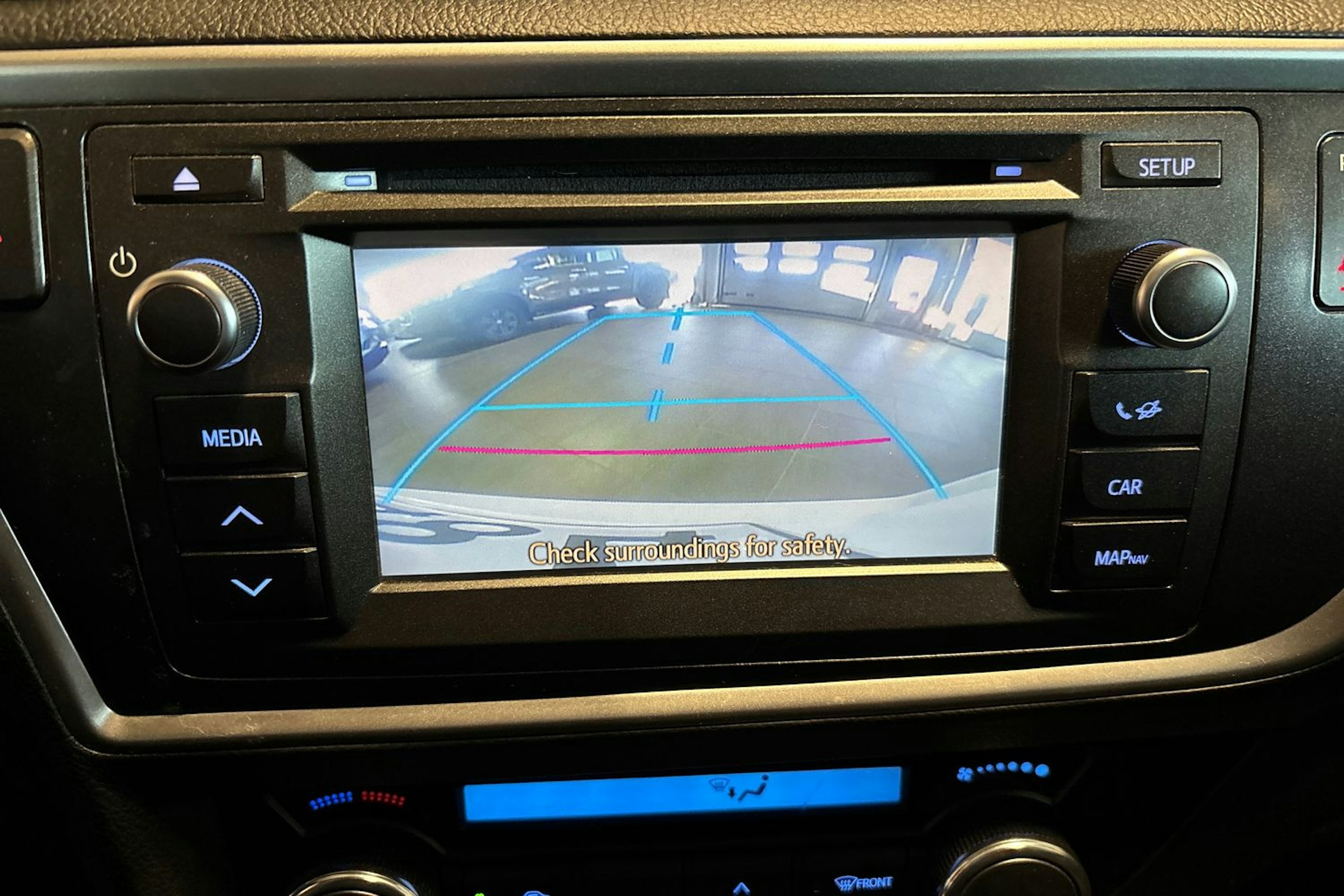 Valkoinen Toyota Auris 2014 kuva 17.